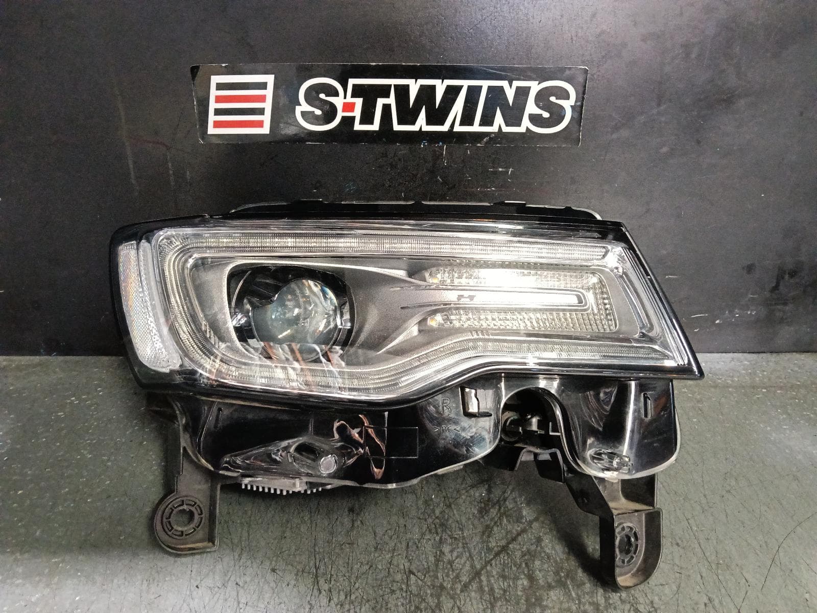 Used auto part listing image: 2021 JEEP GRANDCHEROKEE RIGHT HEADLAMP WK, LAREDO/LIMITED/OVERLAND/TRAILHAWK/25TH ANNIV/BLACKHAWK, XENON, NON ADAPTIVE TYPE, 09/16-02/22 0000394357
