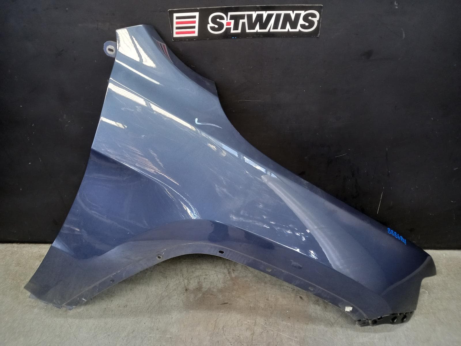 Used auto part listing image: 2021 JEEP GRANDCHEROKEE RIGHT GUARD WK, PAINTED FLARE, 04/13-02/22 0000394059