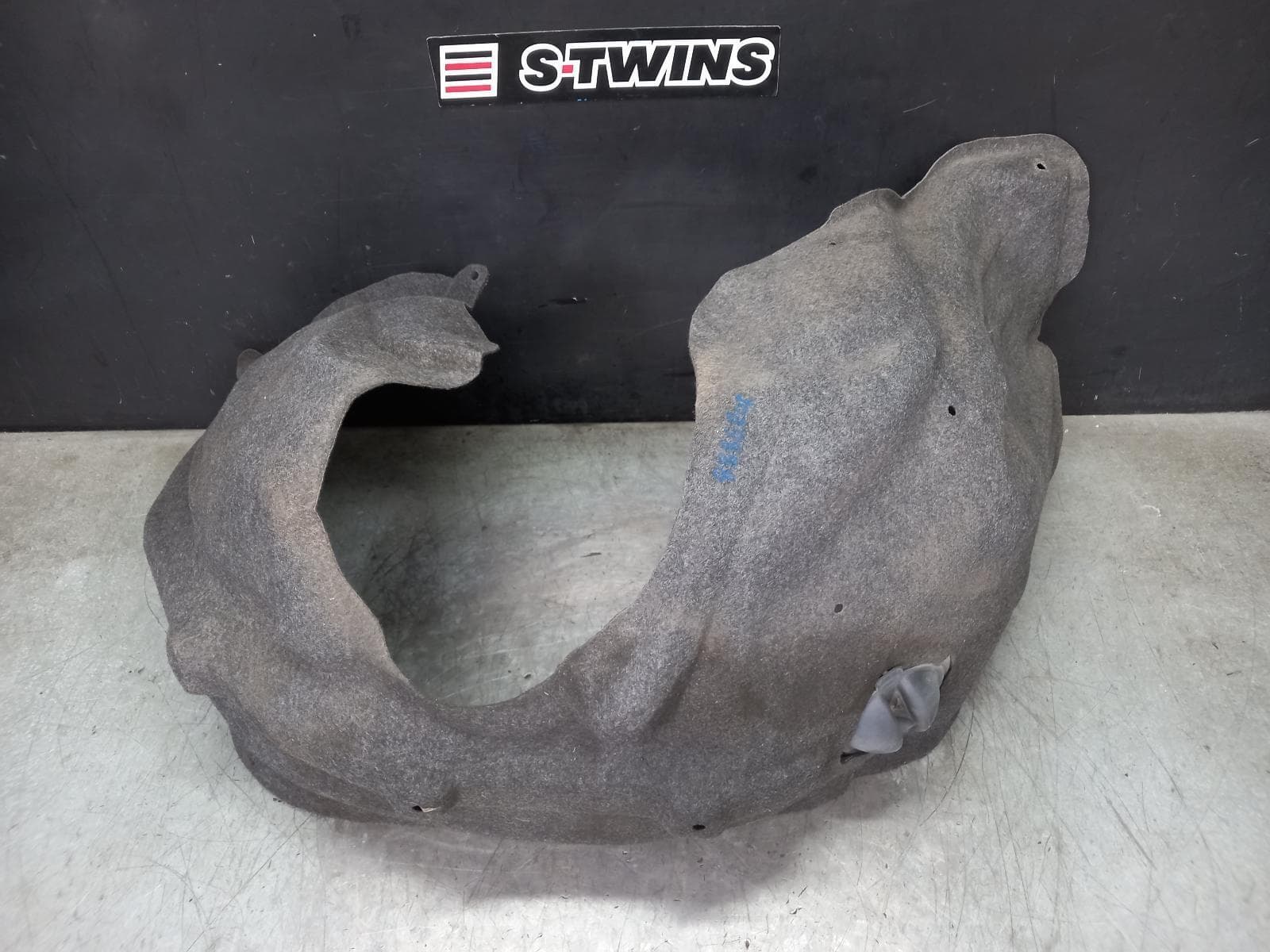 Used auto part listing image: 2021 JEEP GRANDCHEROKEE RIGHT GUARD LINER WK, FRONT, NON SRT8/SRT/TRACKHAWK, 10/10-02/22 0000394358
