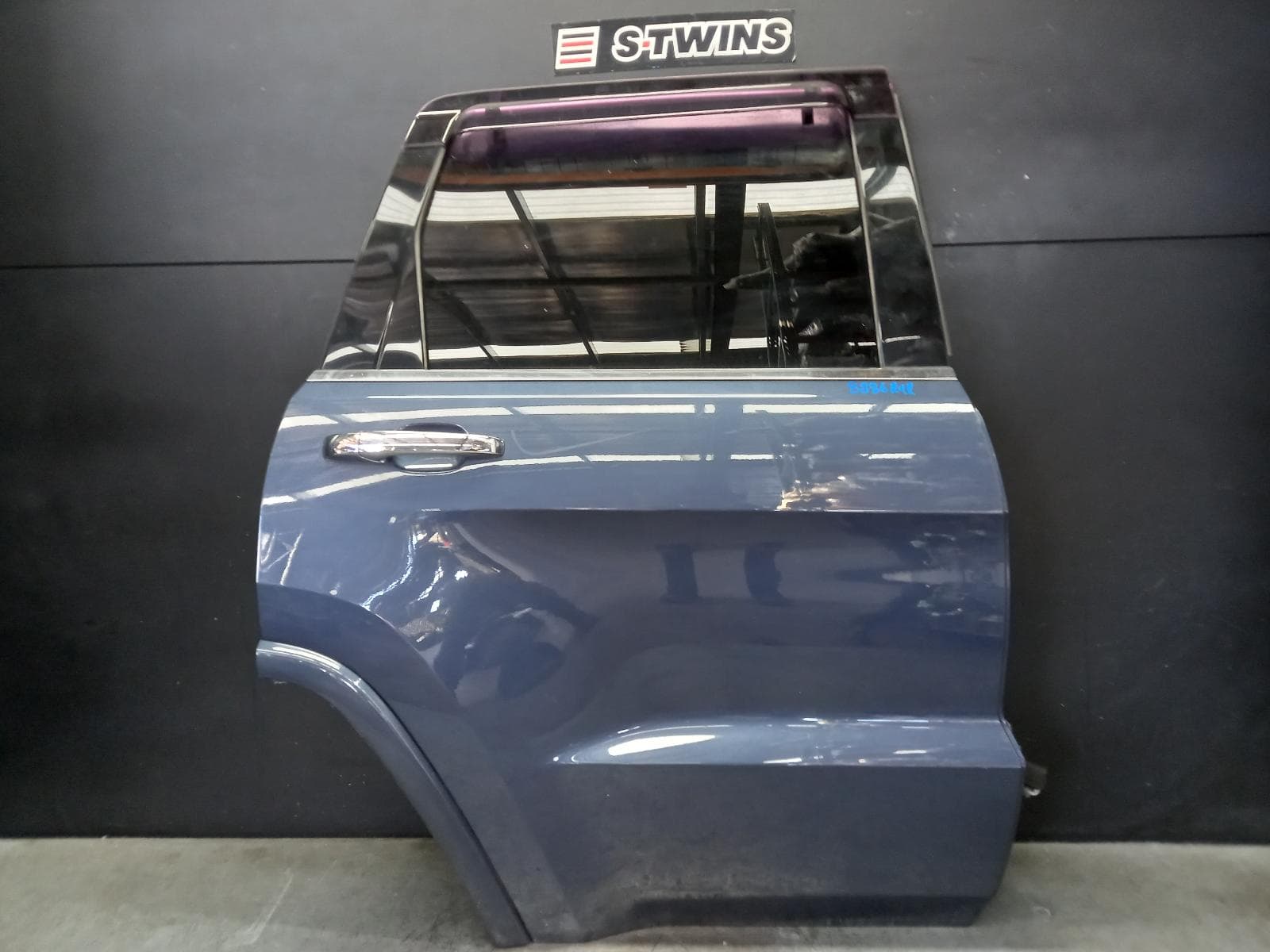 Used auto part listing image: 2021 JEEP GRANDCHEROKEE RIGHT REAR DOOR SLIDING WK, NON MOULD TYPE, NON SRT/SRT8, 10/10-02/22 0000393943