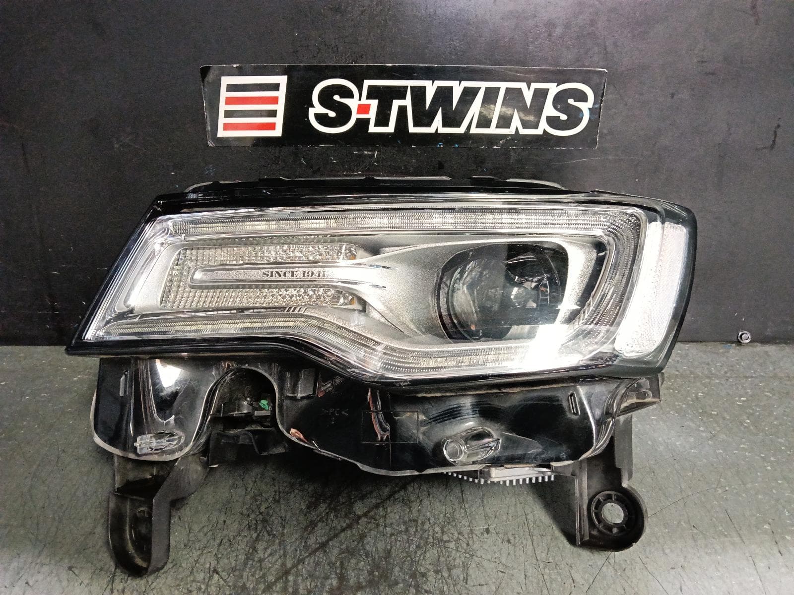 Used auto part listing image: 2021 JEEP GRANDCHEROKEE LEFT HEADLAMP WK, LAREDO/LIMITED/OVERLAND/TRAILHAWK/25TH ANNIV/BLACKHAWK, XENON, NON ADAPTIVE TYPE, 09/16-02/22 0000394359
