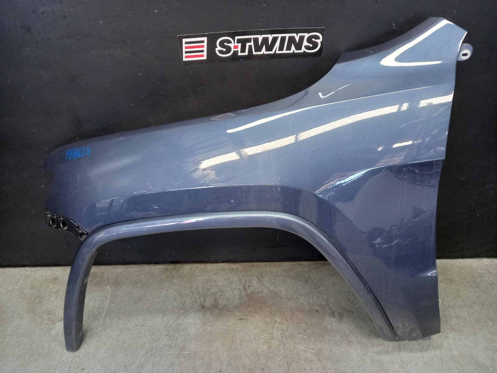 Used auto part listing image: 2021 JEEP GRANDCHEROKEE LEFT GUARD WK, PAINTED FLARE, 04/13-02/22 0000394058