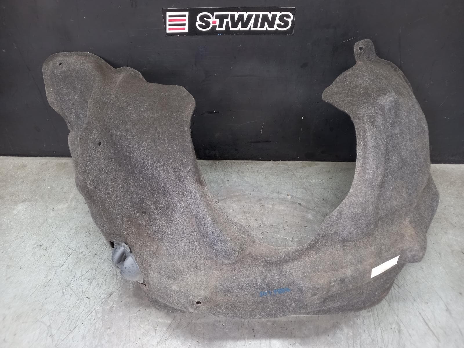 Used auto part listing image: 2021 JEEP GRANDCHEROKEE LEFT GUARD LINER WK, FRONT, NON SRT8/SRT/TRACKHAWK, 10/10-02/22 0000394360