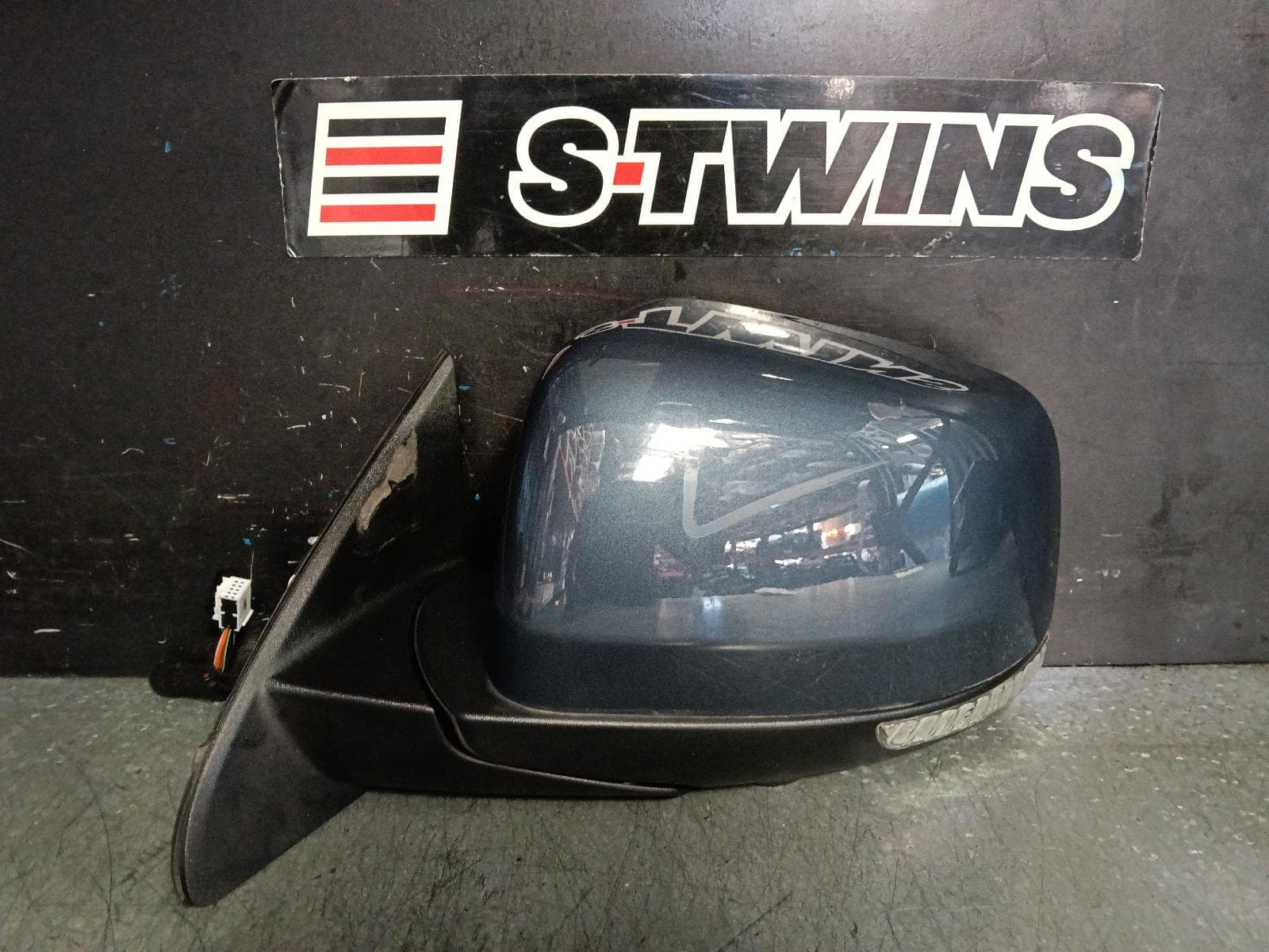 Used auto part listing image: 2021 JEEP GRANDCHEROKEE LEFT DOOR MIRROR W/ MEMORY, AUTO DIM, BLIND SPOT, PUDDLE, COLOUR CODED, WK, 01/17-02/22 0000394361