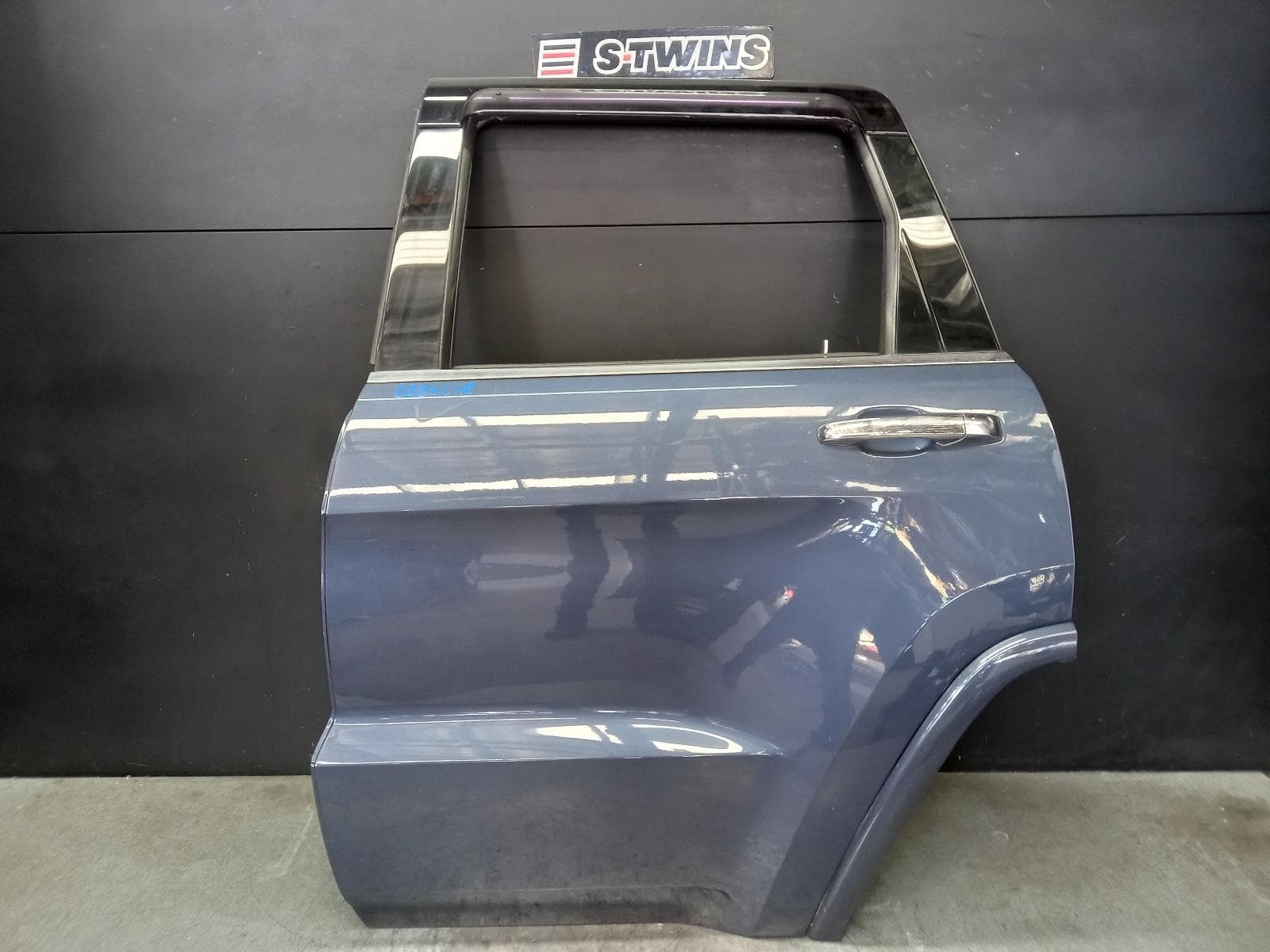 Used auto part listing image: 2021 JEEP GRANDCHEROKEE LEFT REAR DOOR SLIDING WK, NON MOULD TYPE, NON SRT/SRT8, 10/10-02/22 0000393938