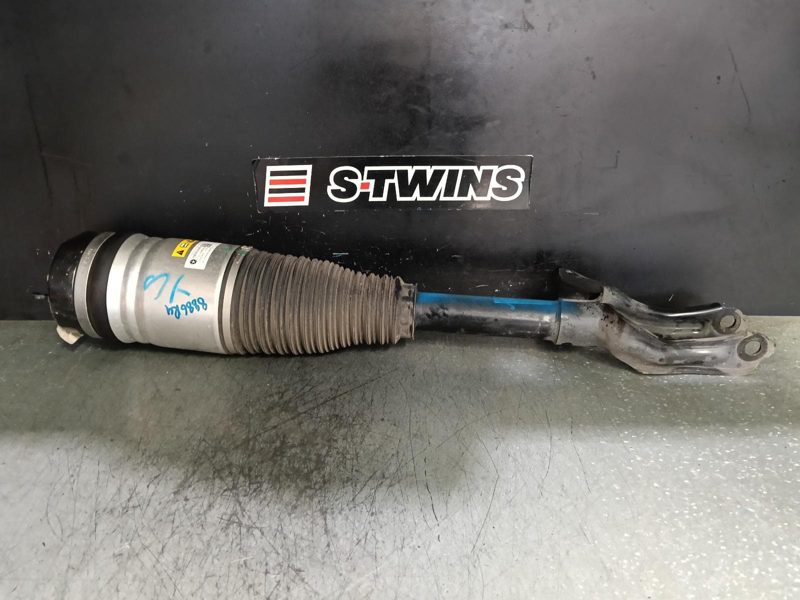 Used auto part listing image: 2021 JEEP GRANDCHEROKEE RIGHT FRONT STRUT WK, AIR ADJUSTABLE TYPE, 09/16-02/22 0000394364