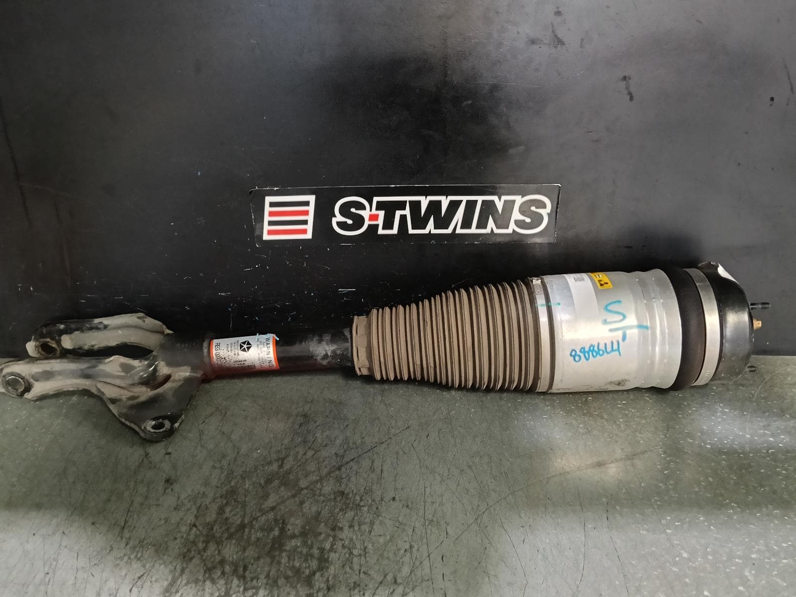 Used auto part listing image: 2021 JEEP GRANDCHEROKEE LEFT FRONT STRUT WK, AIR ADJUSTABLE TYPE, 09/16-02/22 0000394365