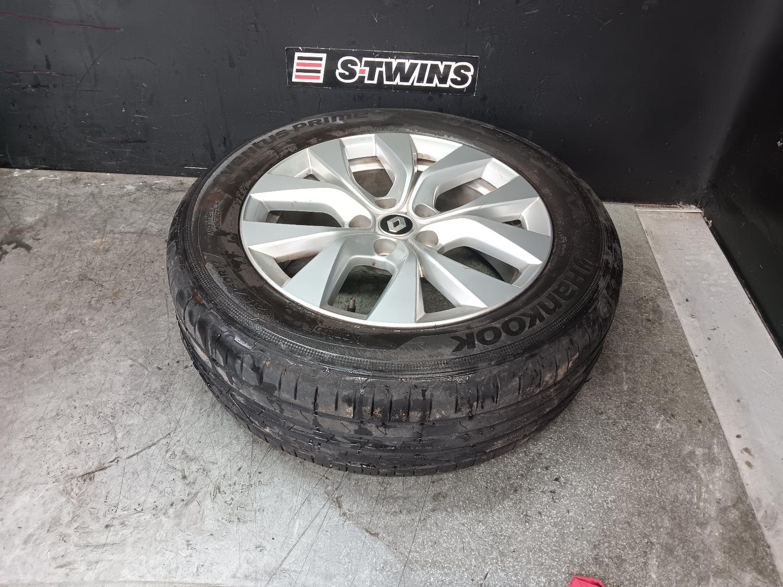 Used auto part listing image: 2022 RENAULT CAPTUR WHEEL MAG FACTORY, 17X7.5IN, BAHAMAS, GREY, XJB, 01/21- 0000410868