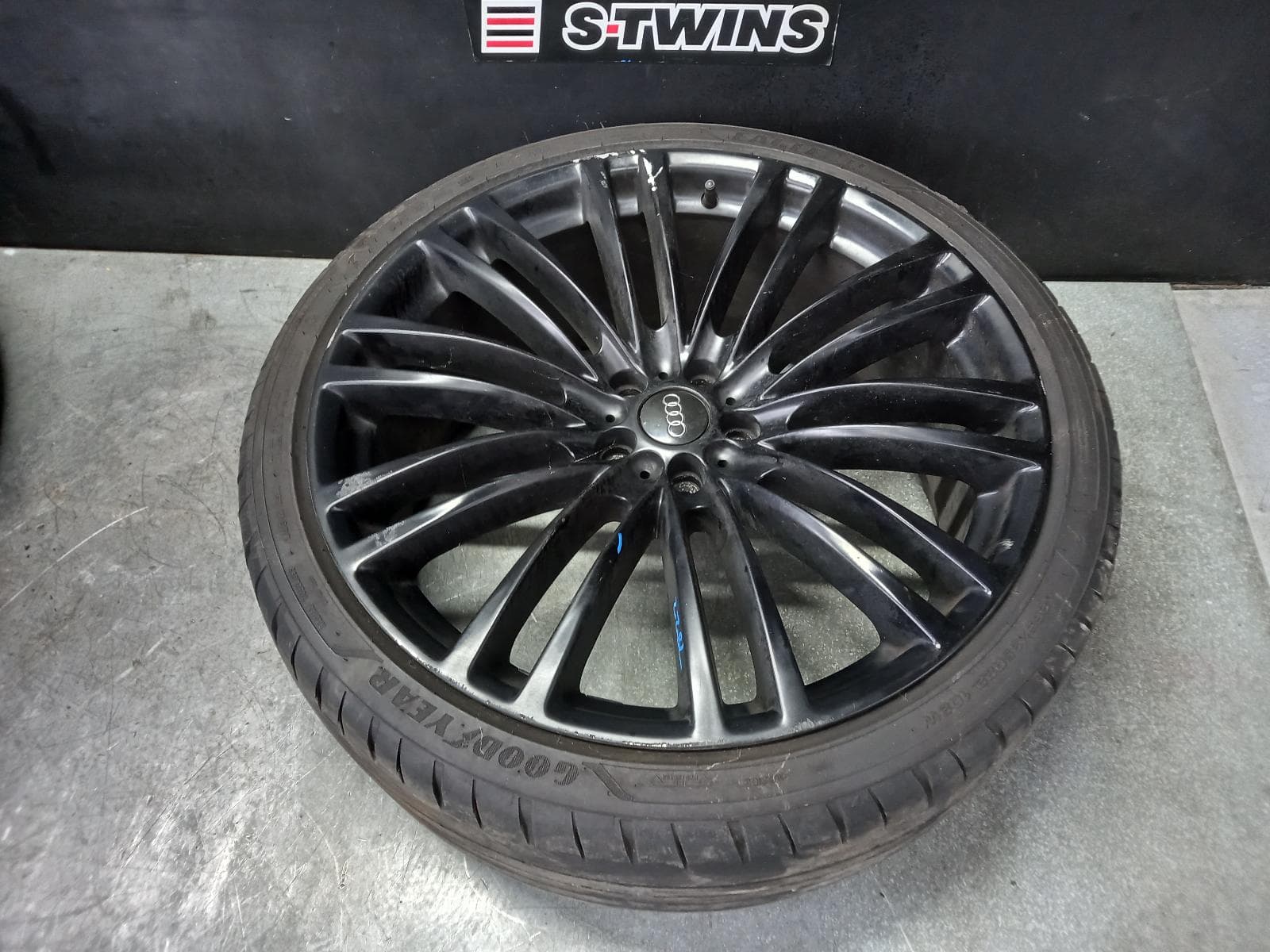 Used auto part listing image: 2015 AUDI Q5 WHEEL MAG SQ5, FACTORY, 20X8.5IN, 10 Y-SPOKE, 05/13-01/17 0000337917