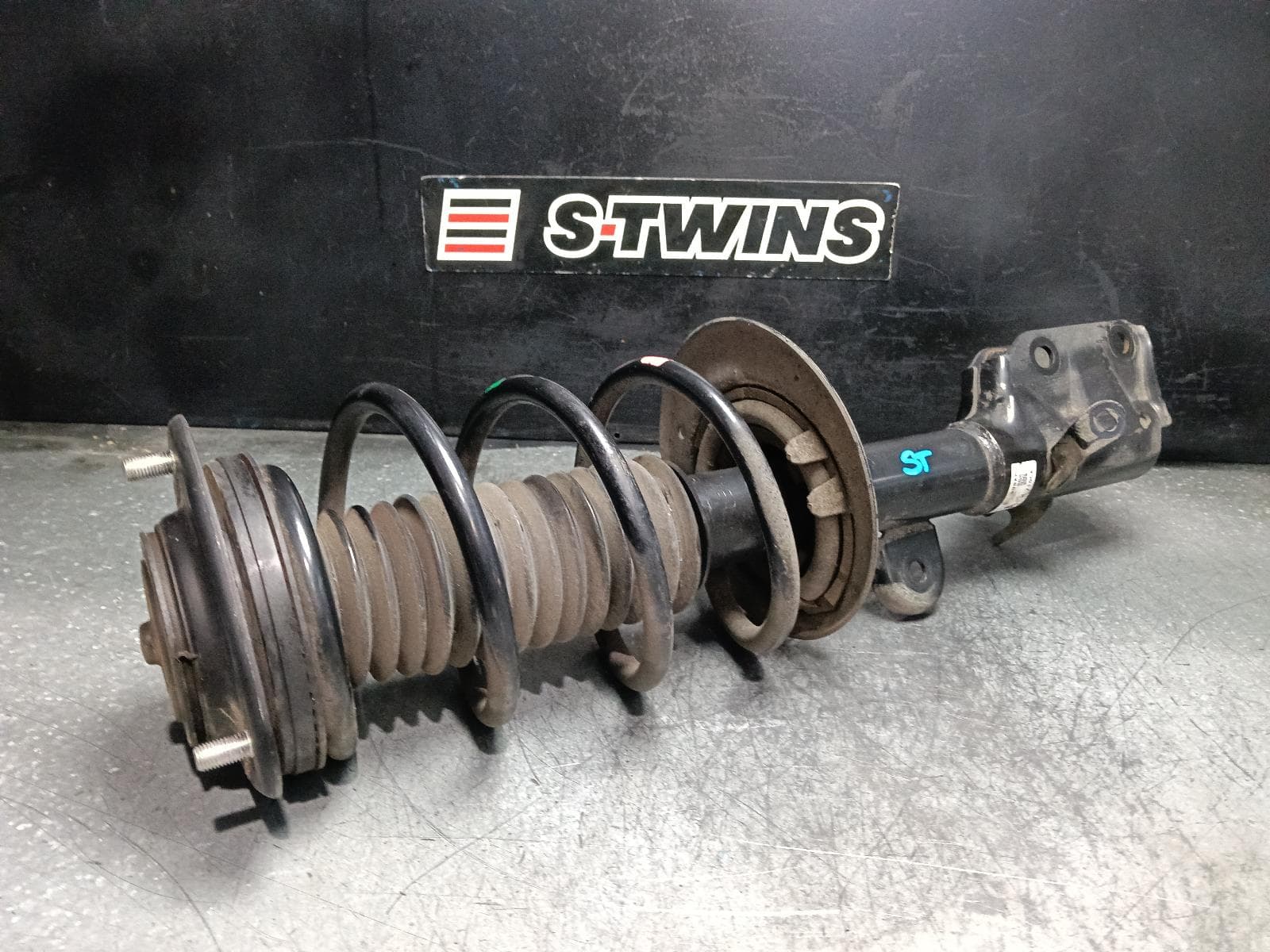 Used auto part listing image: 2024 SUBARU CROSSTREK LEFT FRONT STRUT G6X, 10/22- 0000404667