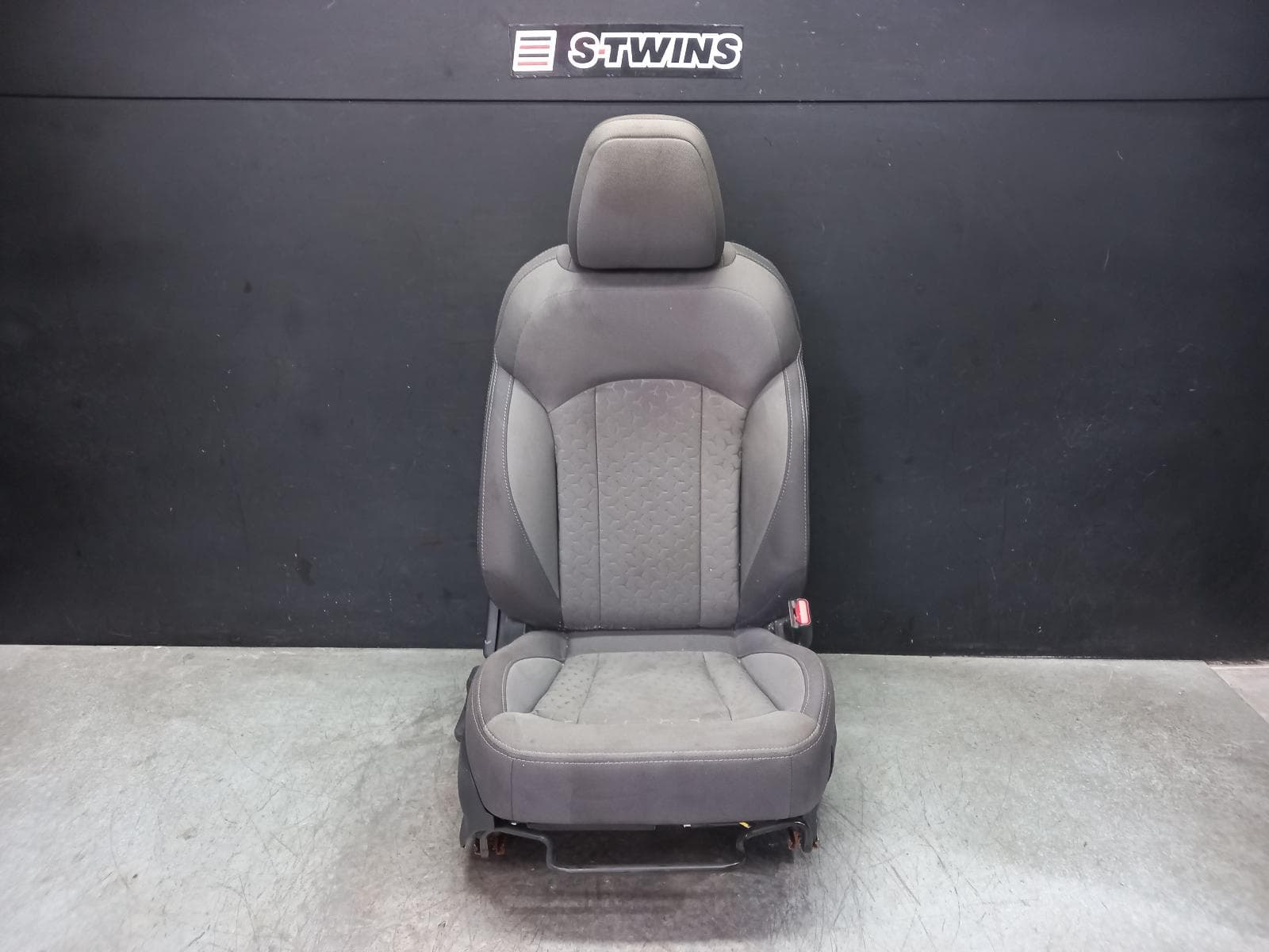 Used auto part listing image: 2024 SUBARU CROSSTREK FRONT SEAT G6X, RH FRONT, TRICOT, CHARCOAL, NON POWER & NON HEATED TYPE, 10/22- 0000404524