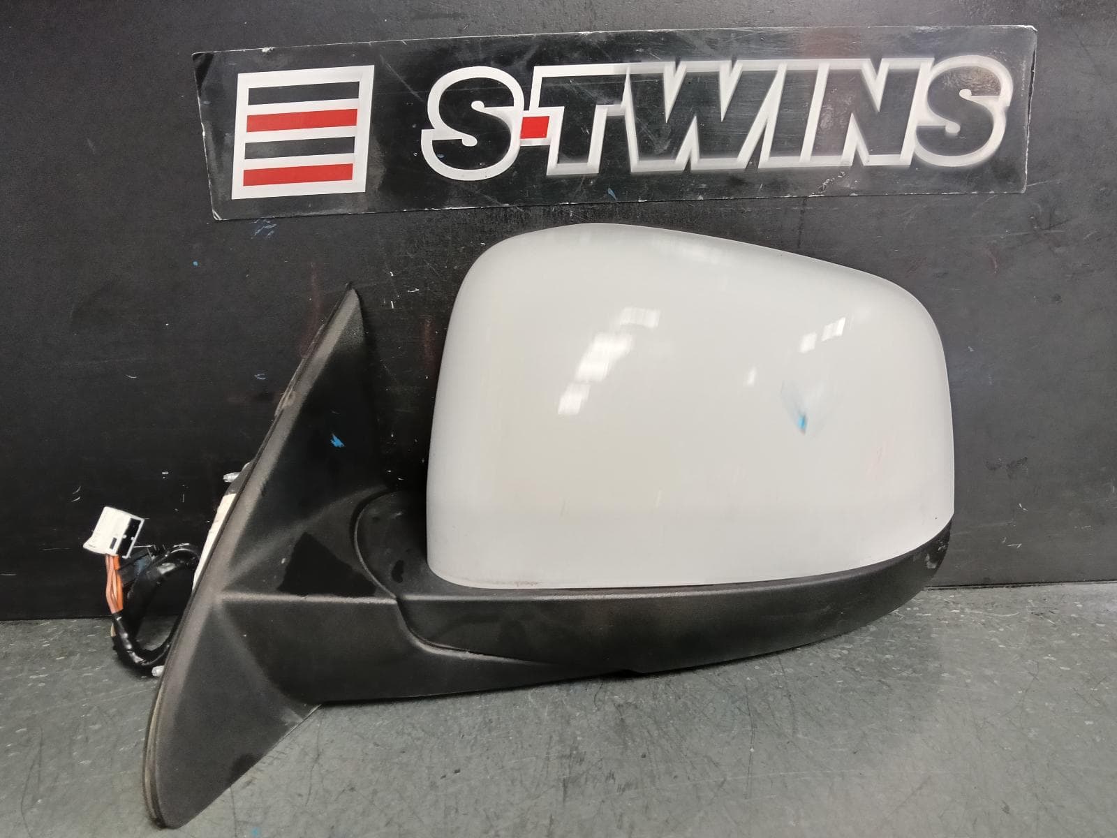 Used auto part listing image: 2013 JEEP GRANDCHEROKEE LEFT DOOR MIRROR W/ MEMORY, AUTO DIM, NON BLIND SPOT, COLOUR CODED, WK, 10/10-03/13 0000385853