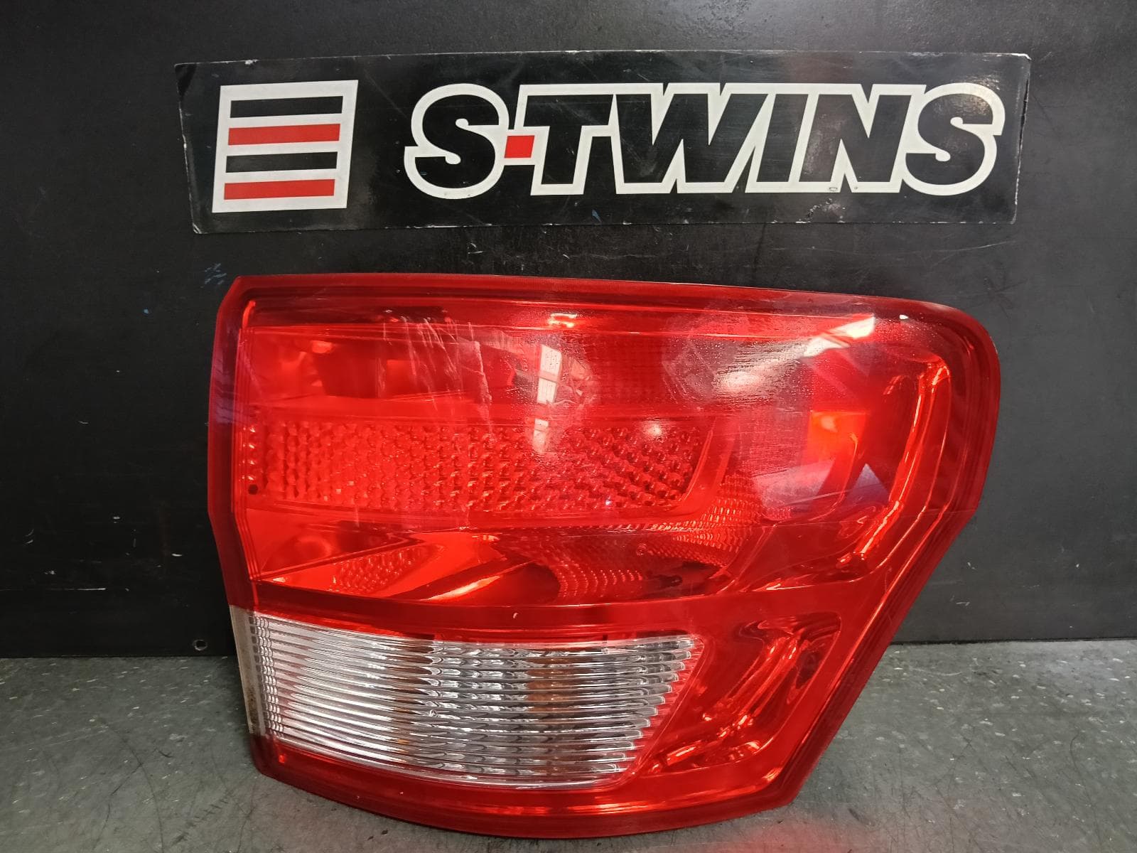 Used auto part listing image: 2013 JEEP GRANDCHEROKEE RIGHT TAILLIGHT WK, 10/10-03/13 0000385854