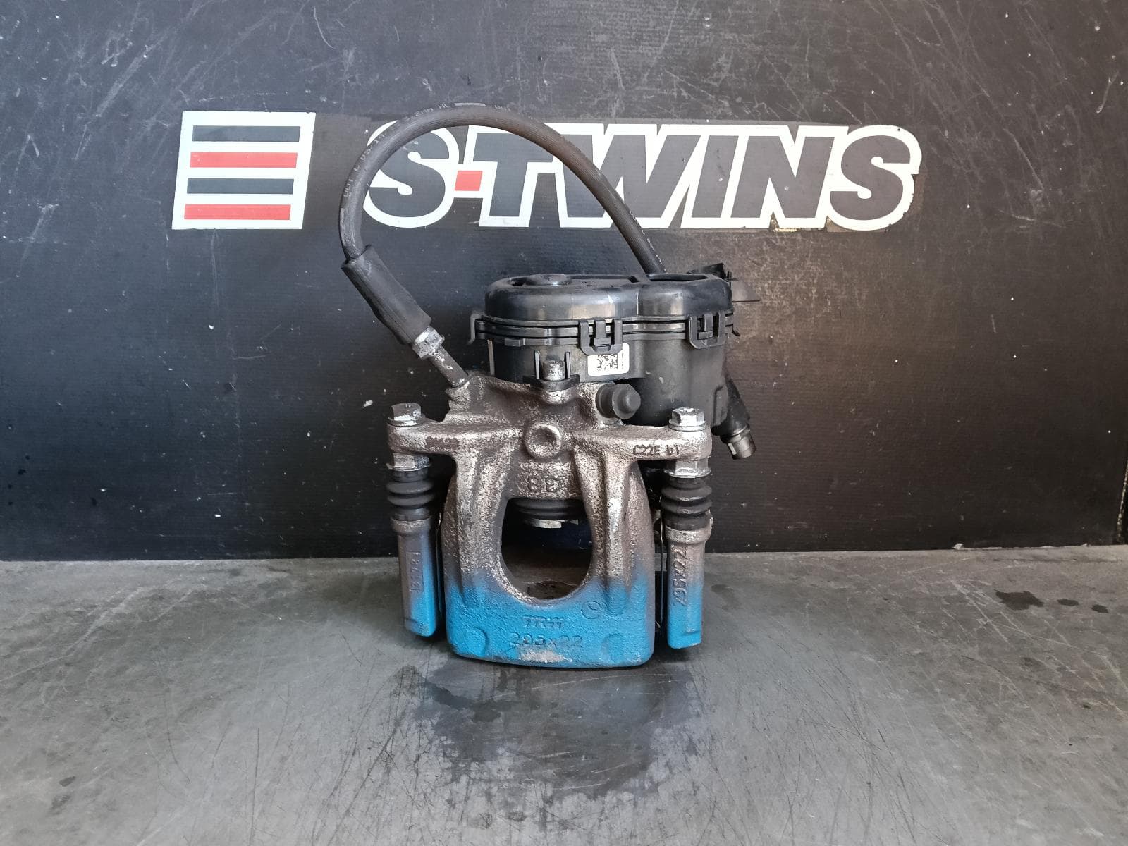 Used auto part listing image: 2018 MERCEDES GLA CLASS CALIPER RH REAR, X156, GLA250, 04/14-01/20 0000399704