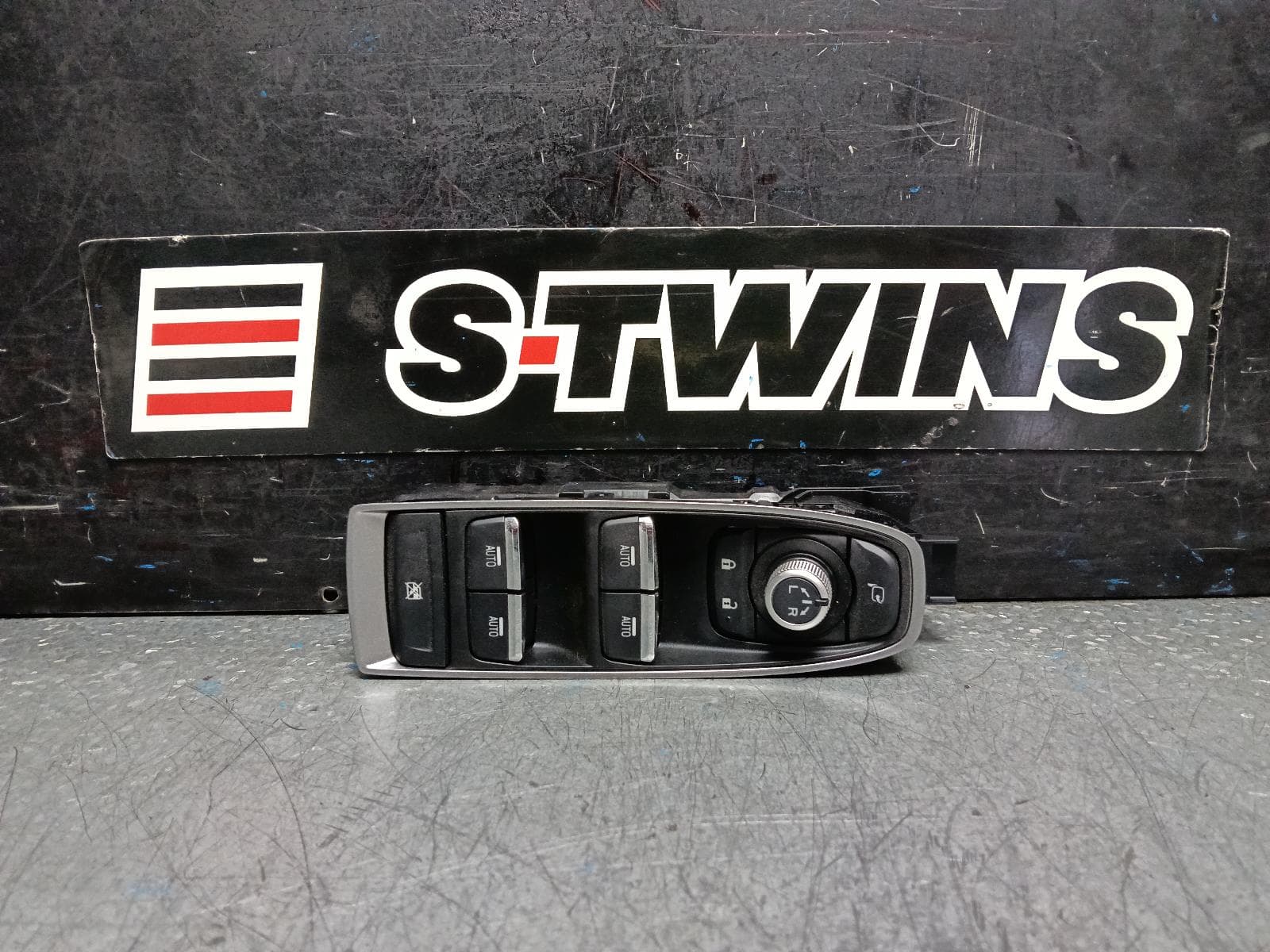 Used auto part listing image: 2023 SUBARU OUTBACK PWR DR WIND SWITCH 7TH GEN, RH FRONT (MASTER SWITCH), W/ CHROME INSERT TYPE, 12/20- 0000399007