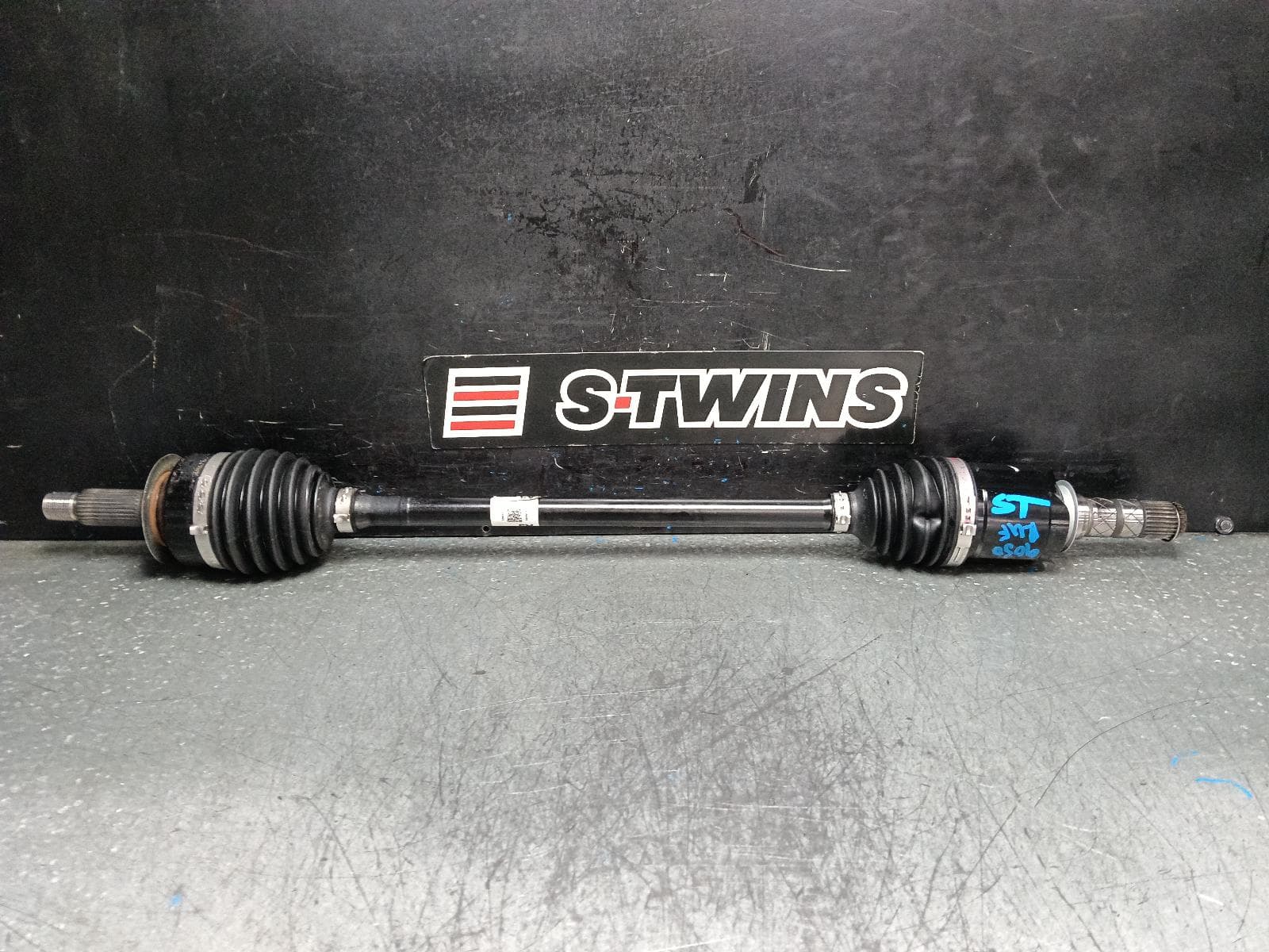 Used auto part listing image: 2023 SUBARU OUTBACK RIGHT DRIVESHAFT 7TH GEN, FRONT, AUTO, AWD, PETROL, 2.4, TURBO, 12/20- 0000399014