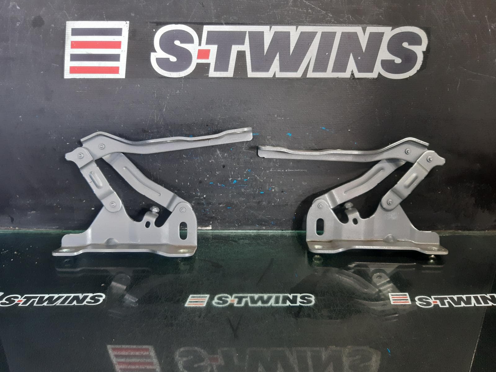Used auto part listing image: 2024 KIA SPORTAGE BONNET HINGE STRUT NQ5, HINGE (PAIR), 09/21- 0000372789