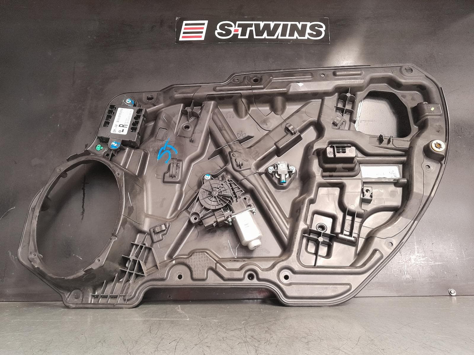 Used auto part listing image: 2015 CHRYSLER 300C RIGHT FRONT WINDOW REG MOTOR LX2, 12/11-12/21 0000373110