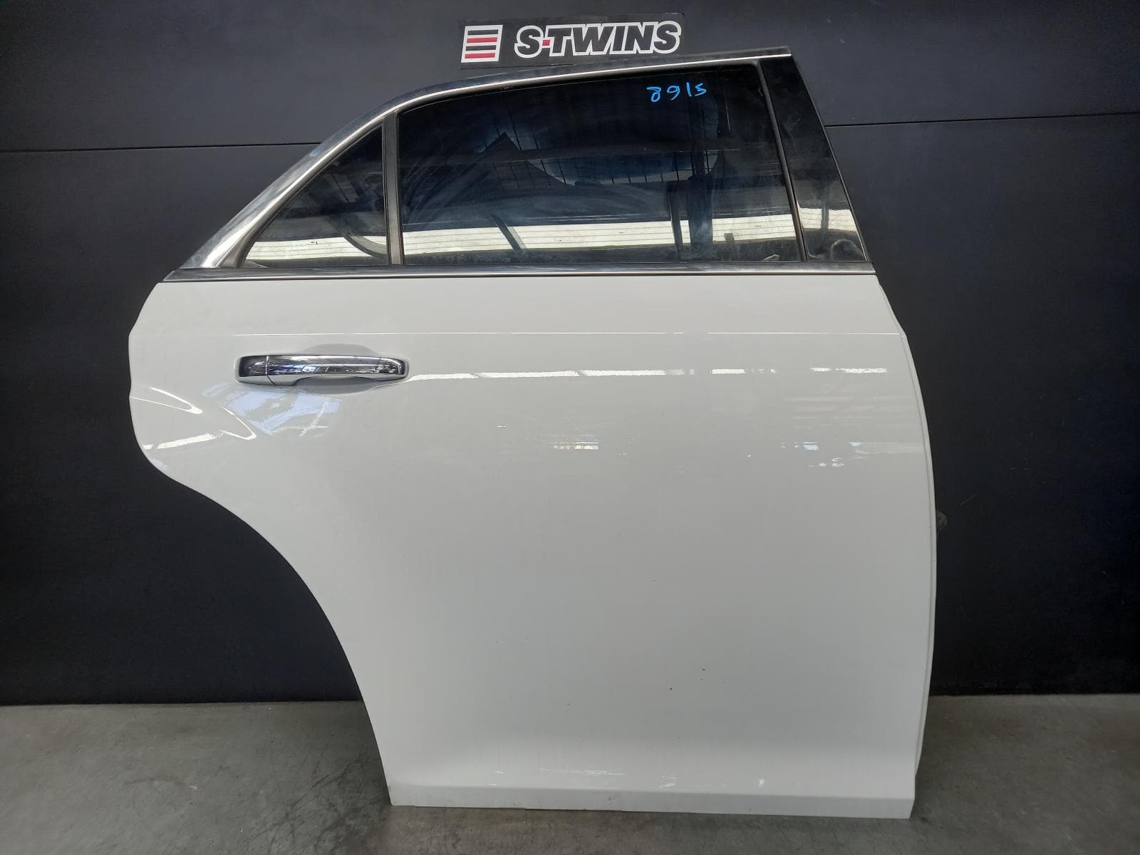 Used auto part listing image: 2015 CHRYSLER 300C RIGHT REAR DOOR SLIDING LX2, 12/11-12/21 0000373113