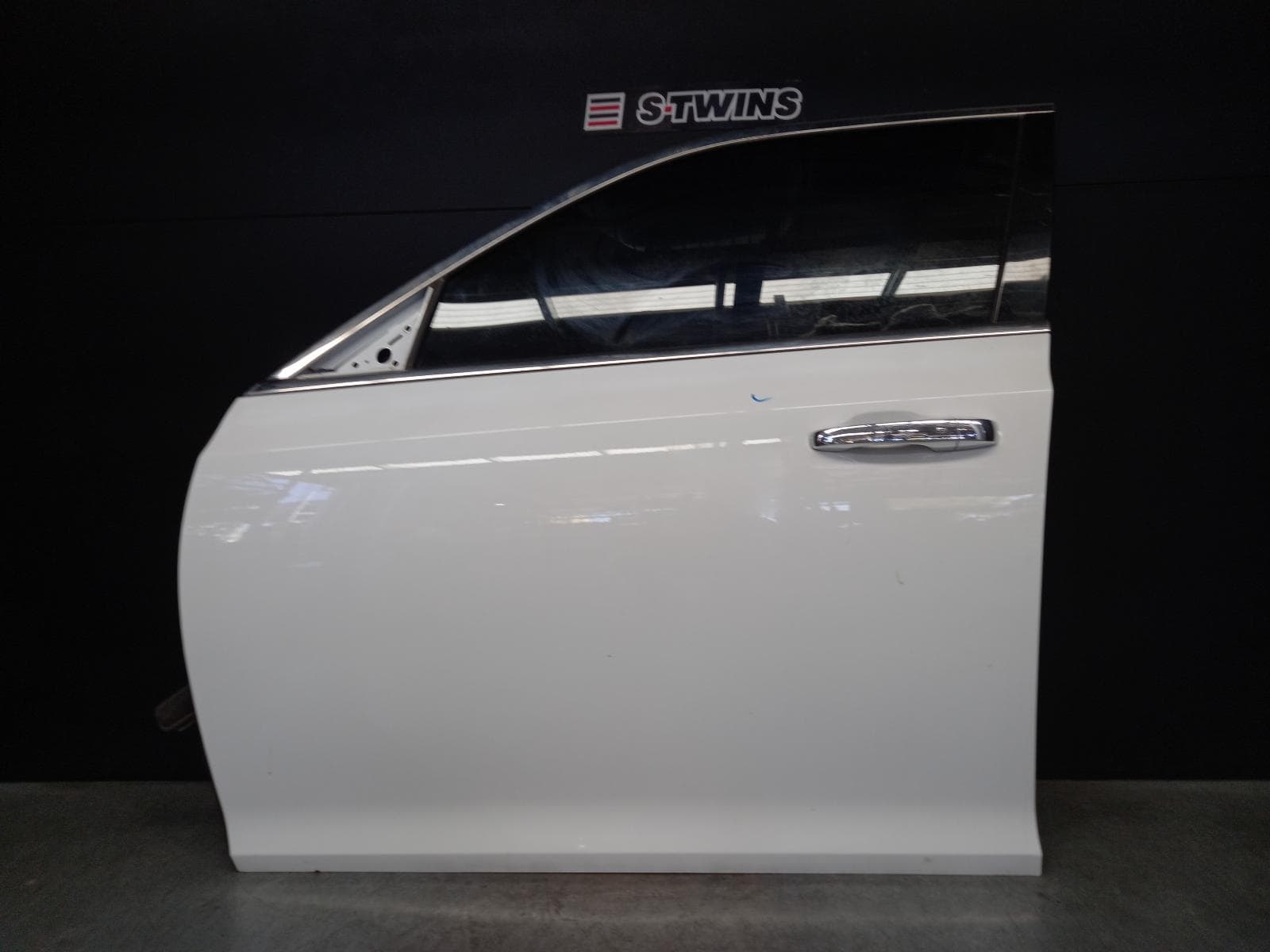 Used auto part listing image: 2015 CHRYSLER 300C LEFT FRONT DOOR LX2, 12/11-12/21 0000373114