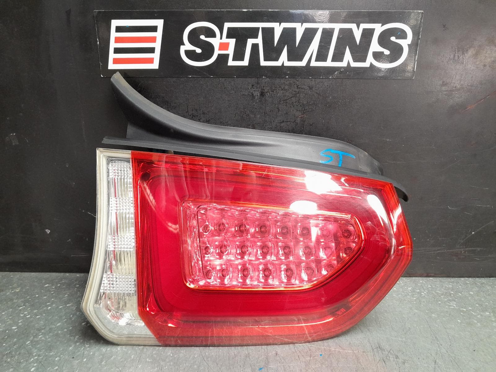 Used auto part listing image: 2015 CHRYSLER 300C RIGHT TAILLIGHT LX2, RED INSERT TYPE, 01/15-12/21 0000373115
