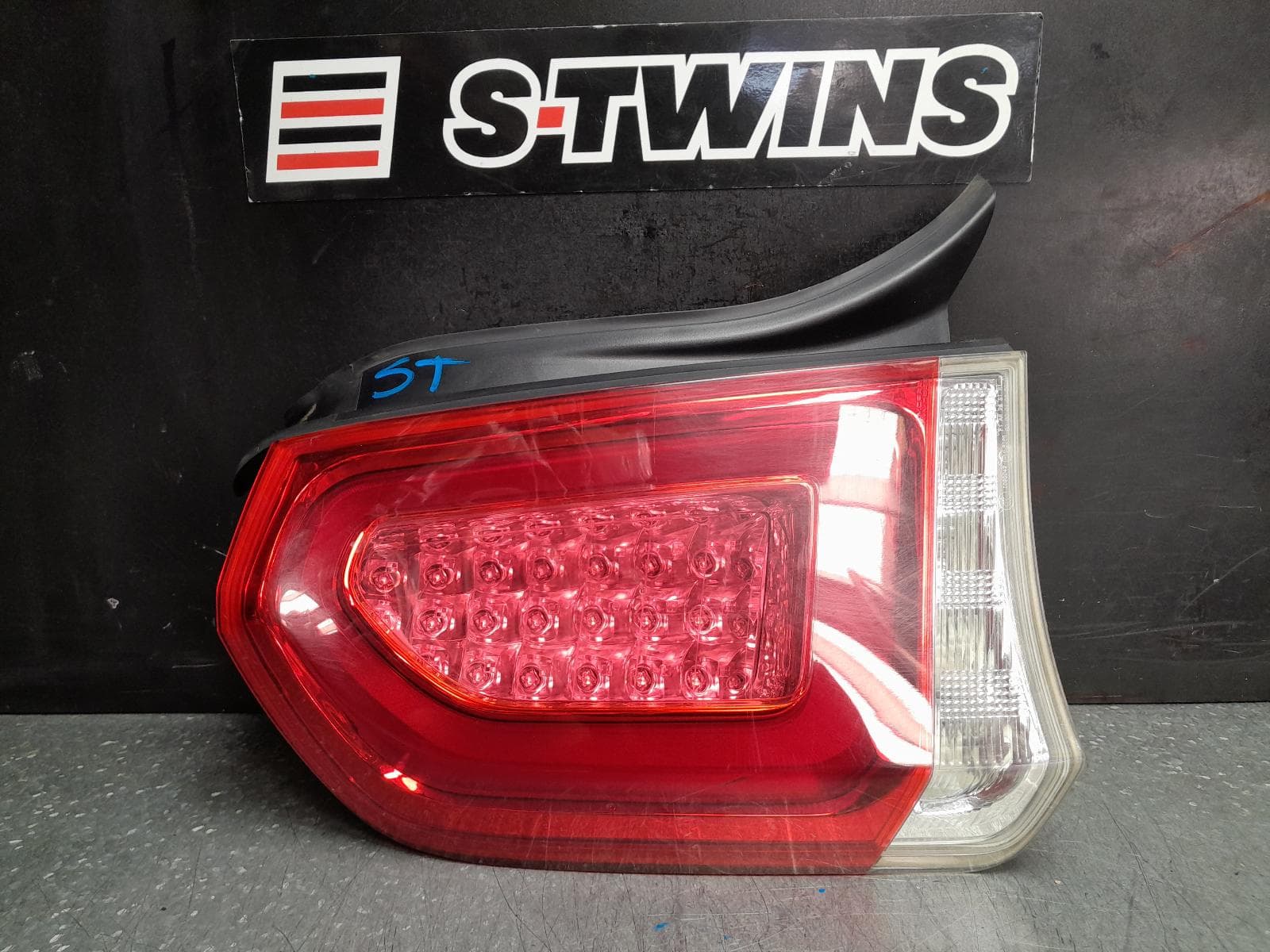 Used auto part listing image: 2015 CHRYSLER 300C LEFT TAILLIGHT LX2, RED INSERT TYPE, 01/15-12/21 0000373116