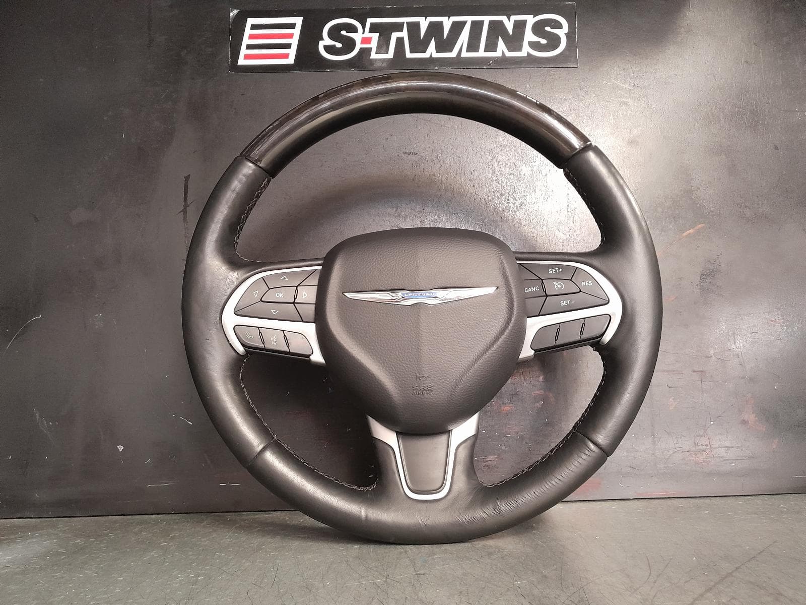 Used auto part listing image: 2015 CHRYSLER 300C STEERING WHEEL C TYPE, LX2, 01/15-12/21 0000373122