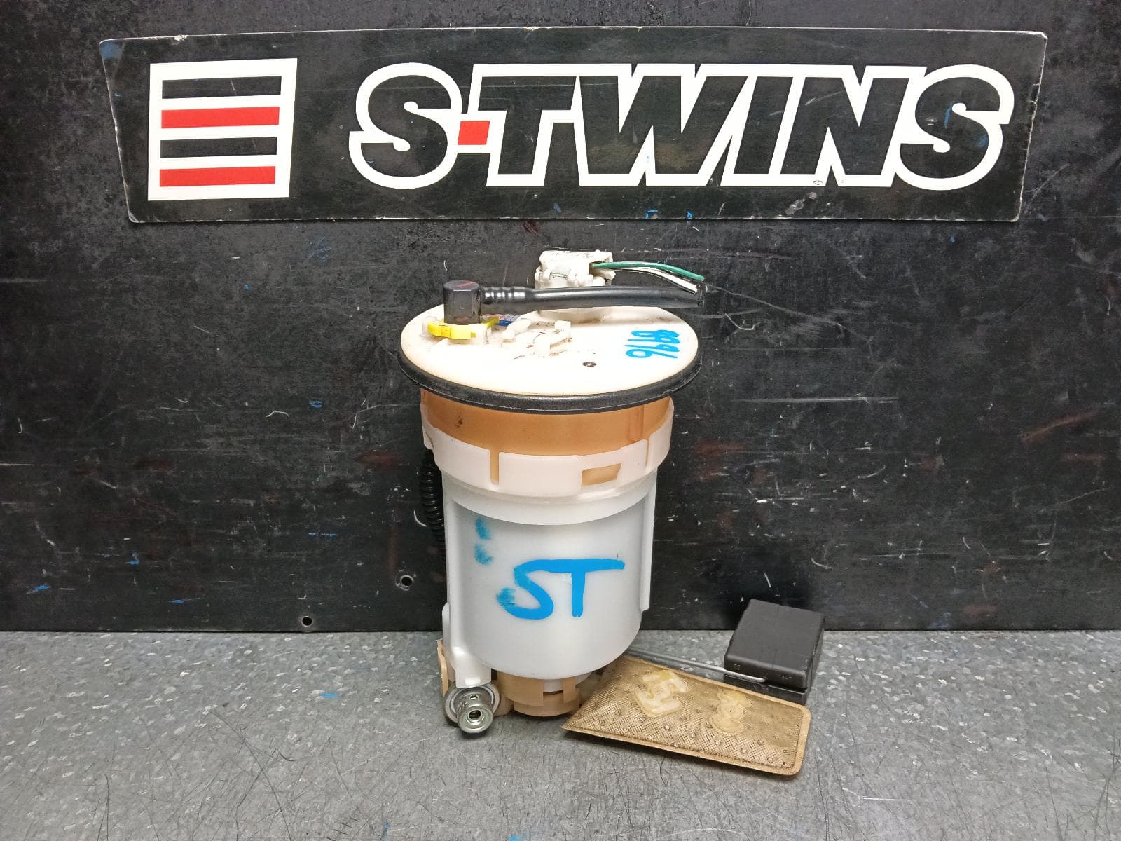 Used auto part listing image: 2013 LEXUS RX SERIES FUEL PUMP AL10, 03/09-09/15 0000396350