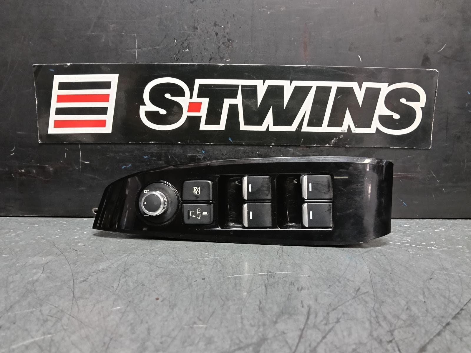 Used auto part listing image: 2021 MAZDA 6 PWR DR WIND SWITCH RH FRONT (MASTER SWITCH), NON POWER FOLD TYPE, NON AUTO FOLD TYPE, GL, 07/16- 0000382635