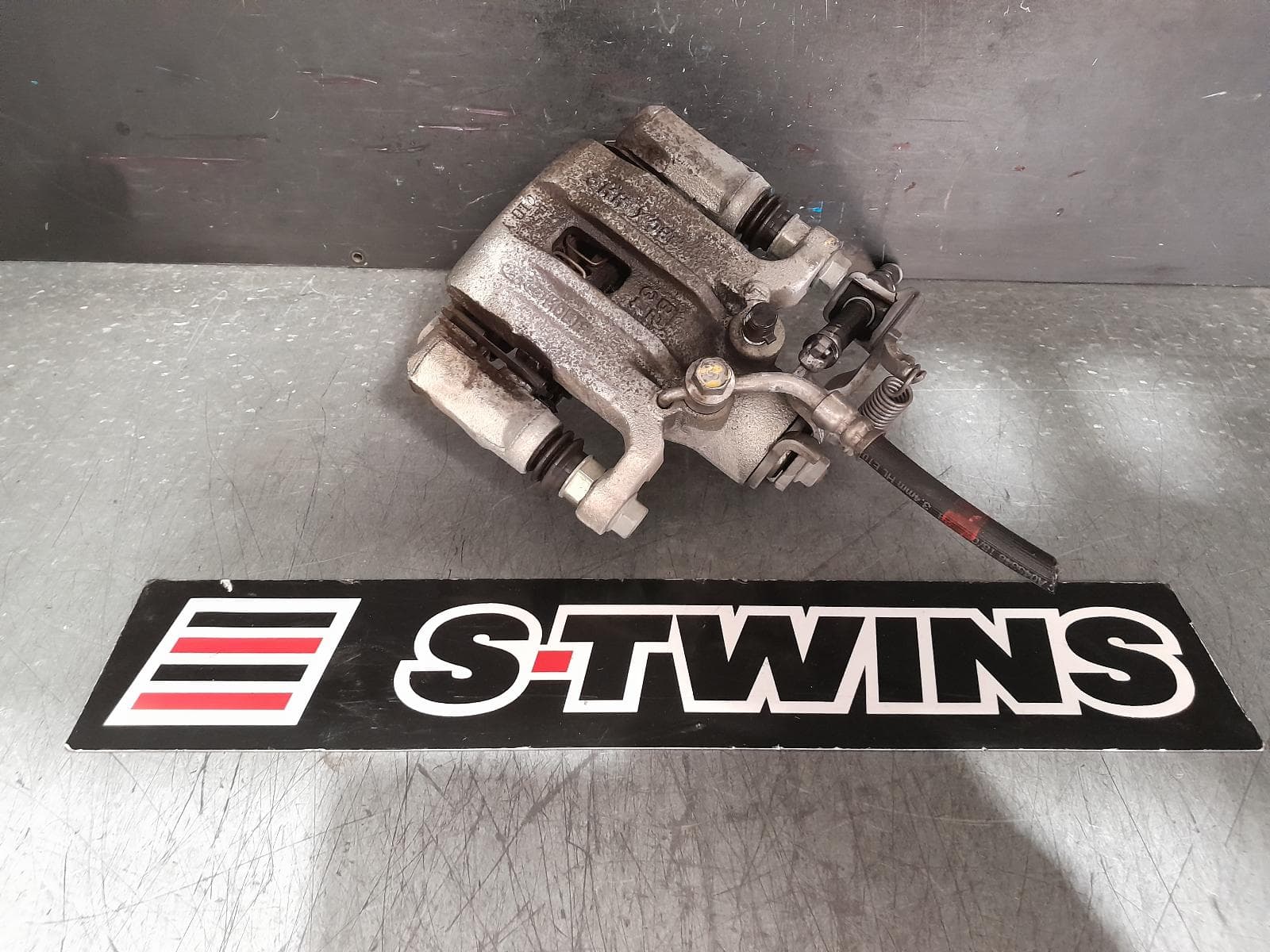 Used auto part listing image: 2018 HYUNDAI KONA CALIPER LH REAR, STANDARD TYPE, OS, 09/17-07/23 0000364456
