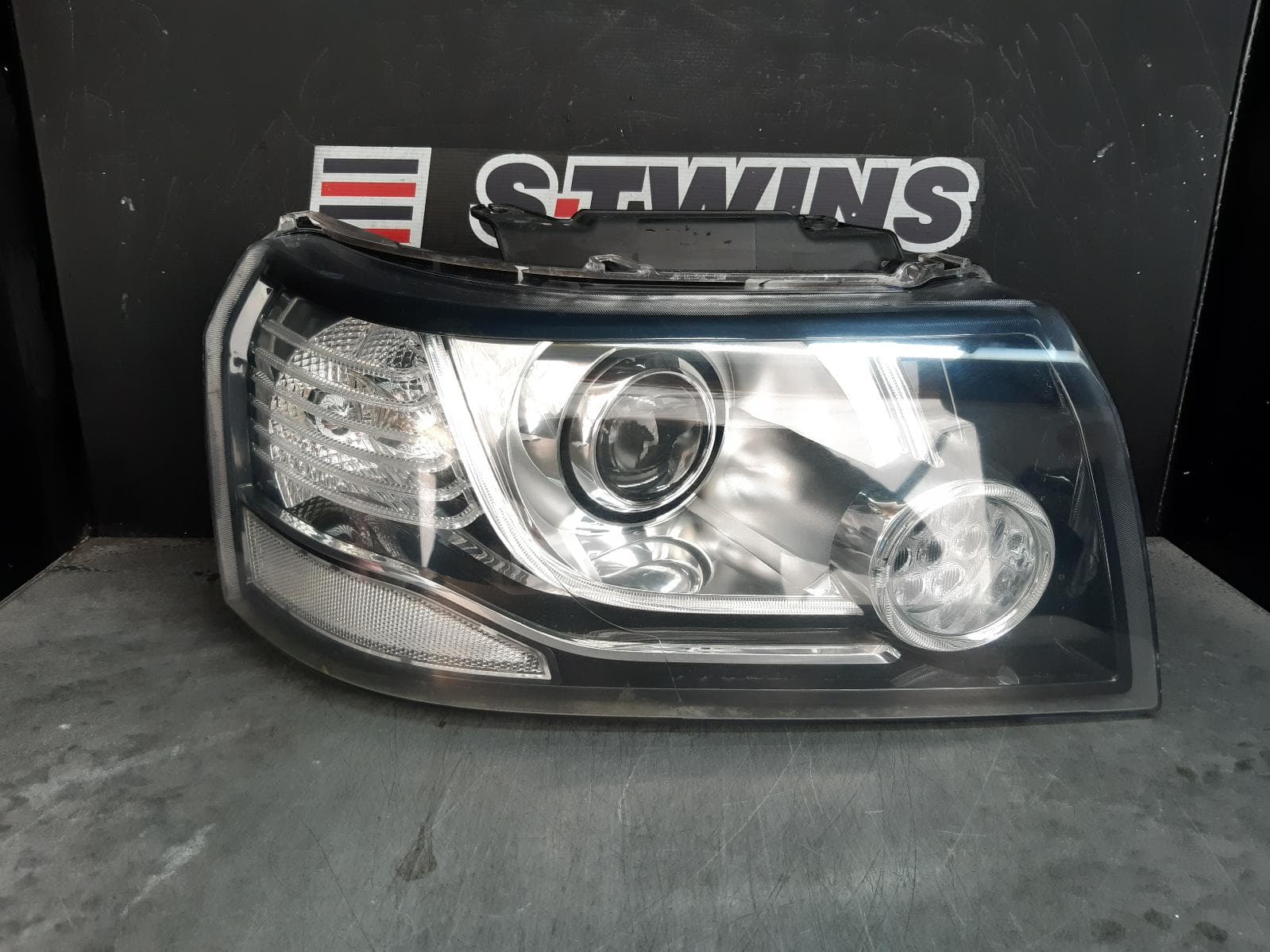 Used auto part listing image: 2013 LAND ROVER FREELANDER RIGHT HEADLAMP LF2, W/ HALOGEN, SIGNATURE TYPE, 10/10-12/14 0000339651