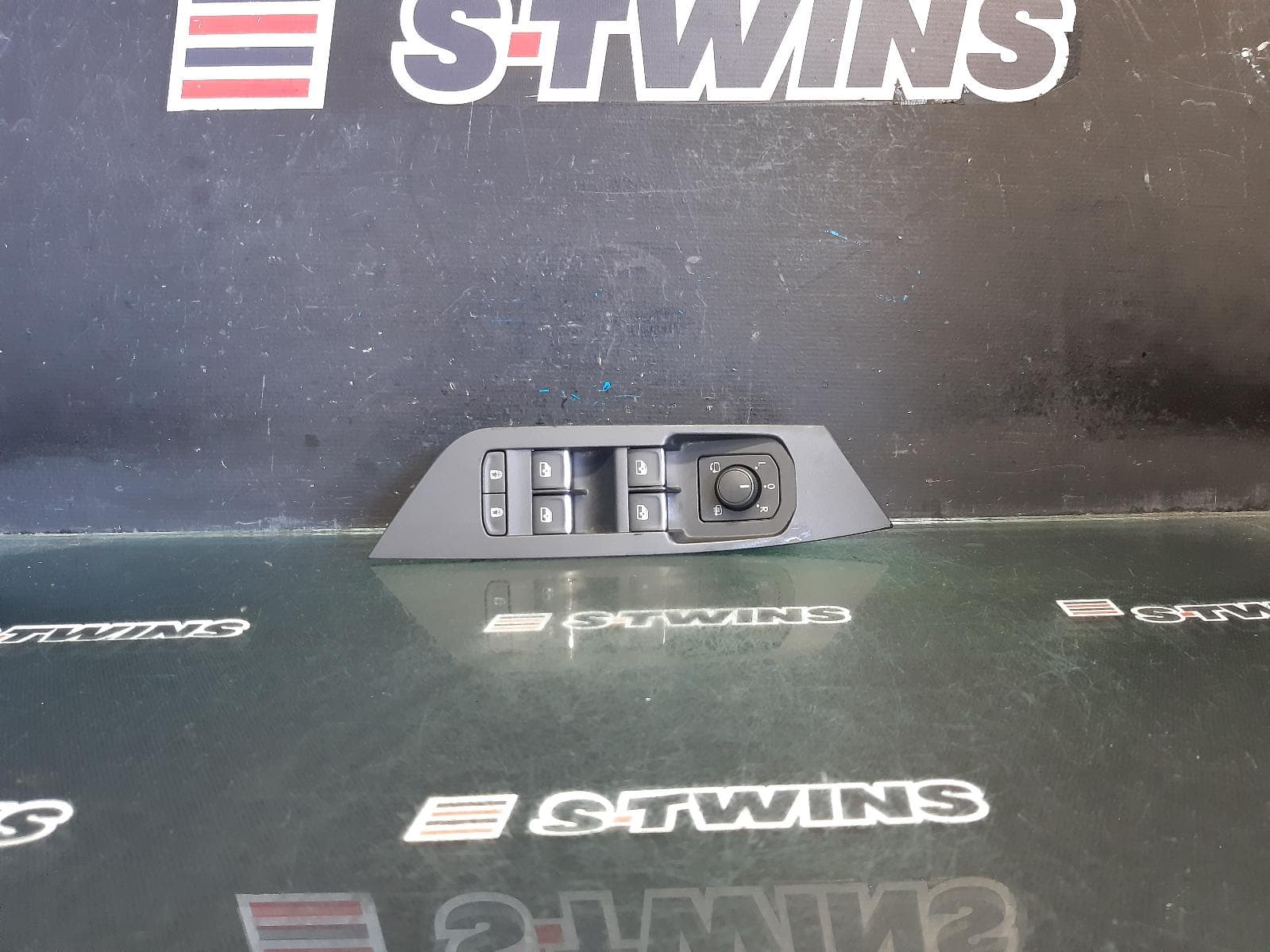 Used auto part listing image: 2018 SKODA KODIAQ PWR DR WIND SWITCH RH FRONT MASTER SWITCH, NS, 02/17- 0000359010