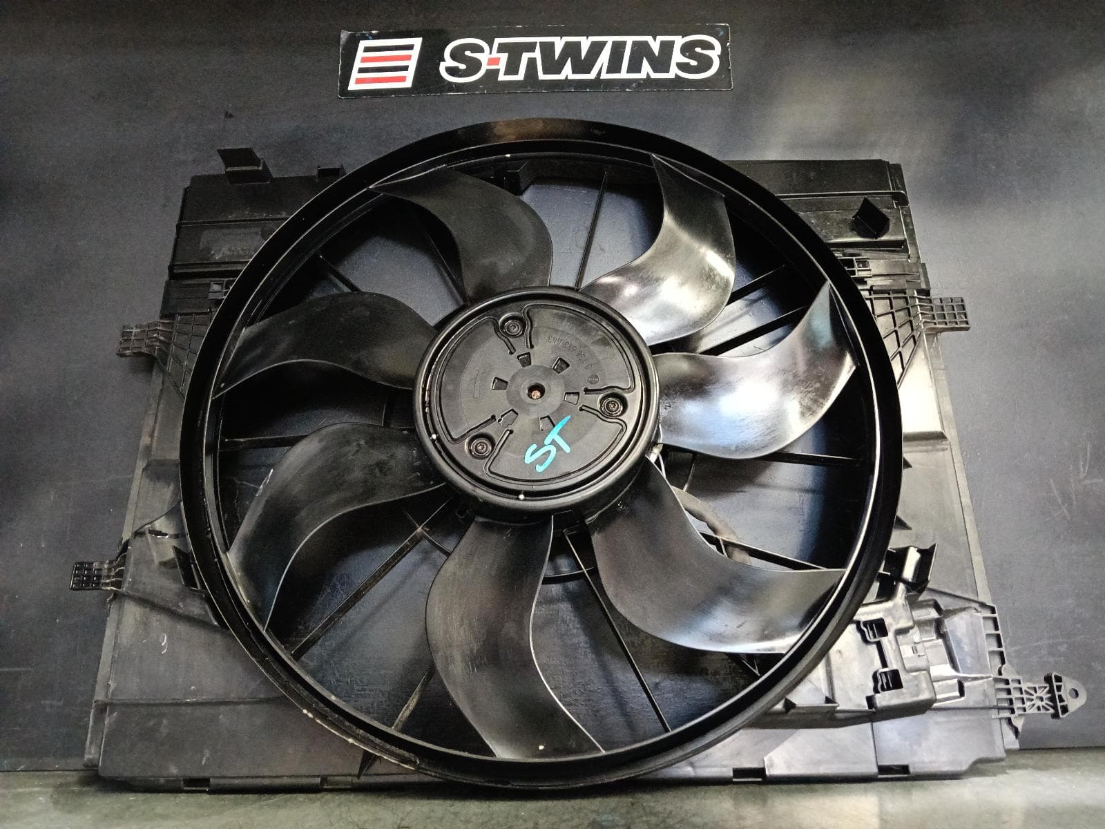 Used auto part listing image: 2017 MERCEDES GLC CLASS FAN RADIATOR FAN, 850 WATT, GLC250/250d/300/350/350d/43 AMG, X253/C253, 09/15-03/23 0000404124