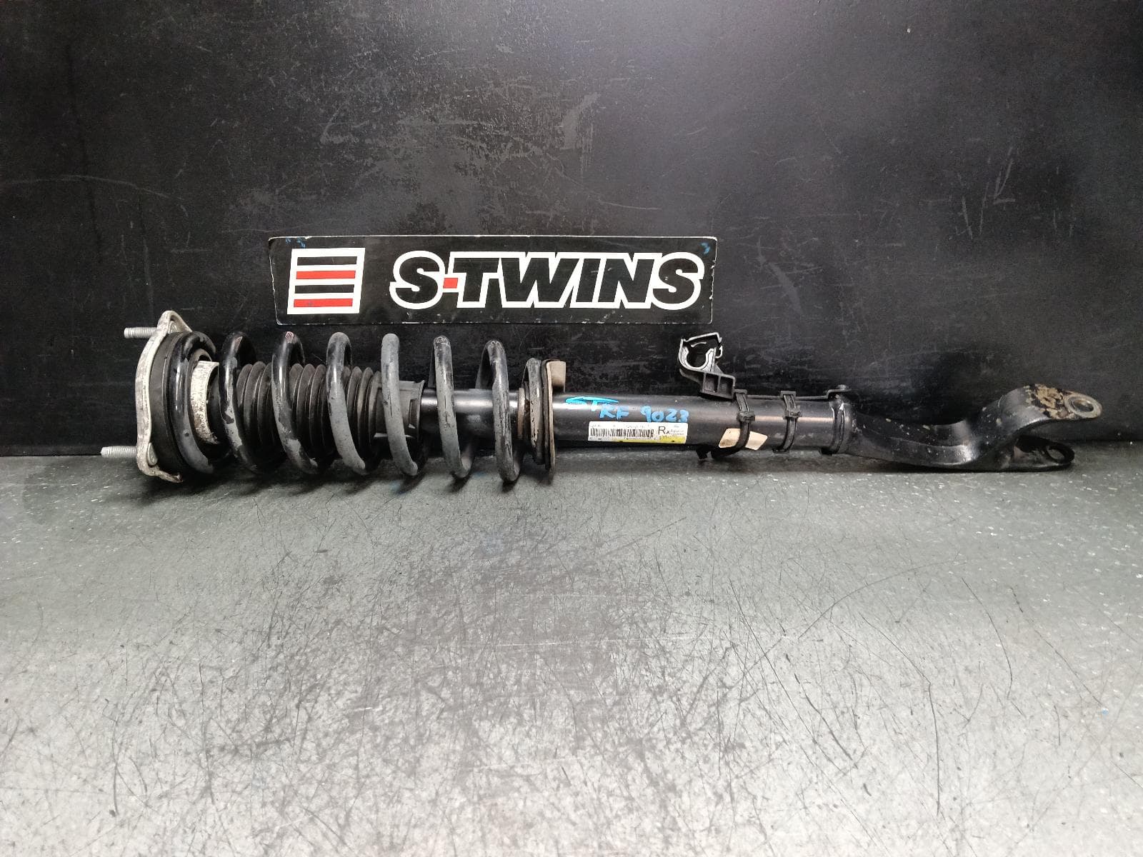 Used auto part listing image: 2017 MERCEDES GLC CLASS RIGHT FRONT STRUT PETROL, 2.0, GLC200, NON AIRBAG TYPE, X253, 09/15-03/23 0000404130