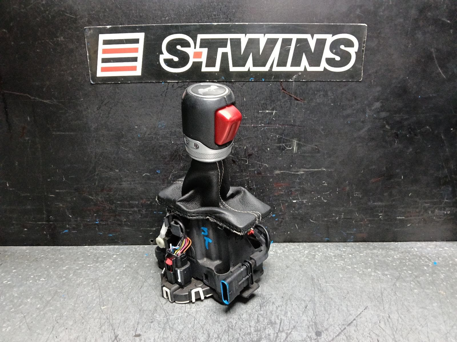 Used auto part listing image: 2020 JEEP WRANGLER GEAR STICK SHIFTER JL, TRANSMISSION SHIFTER, AUTO, 3.6, PETROL, 08/20- 0000397173