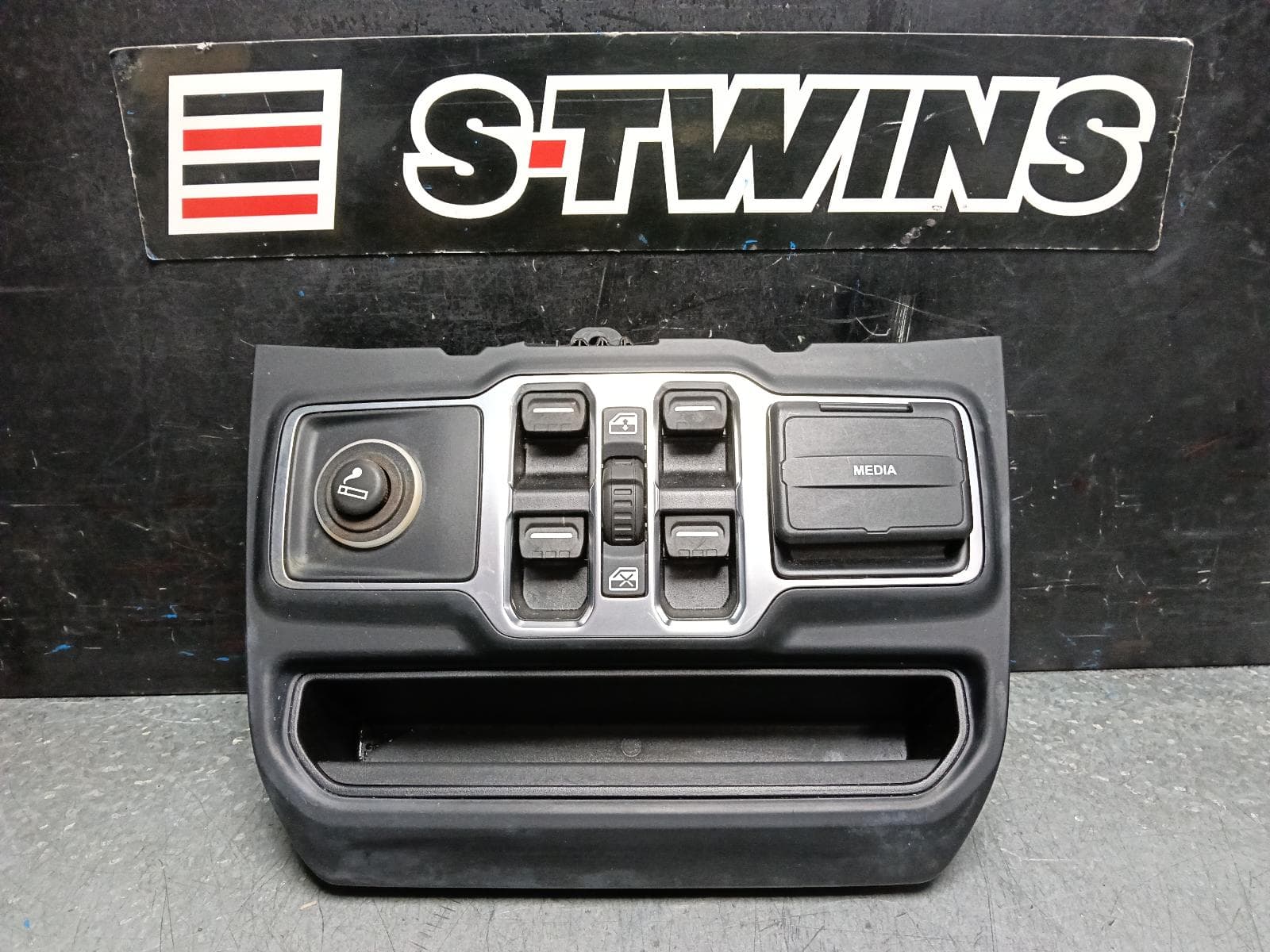Used auto part listing image: 2020 JEEP WRANGLER PWR DR WIND SWITCH CENTRE OF DASH (MASTER SWITCH), W/ 4 DOOR, NON AUTO TYPE, JL, 08/18- 0000397183