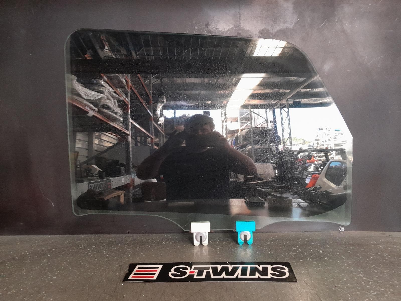 Used auto part listing image: 2020 JEEP WRANGLER RIGHT FRONT DOOR WINDOW JL, 08/18- 0000397185