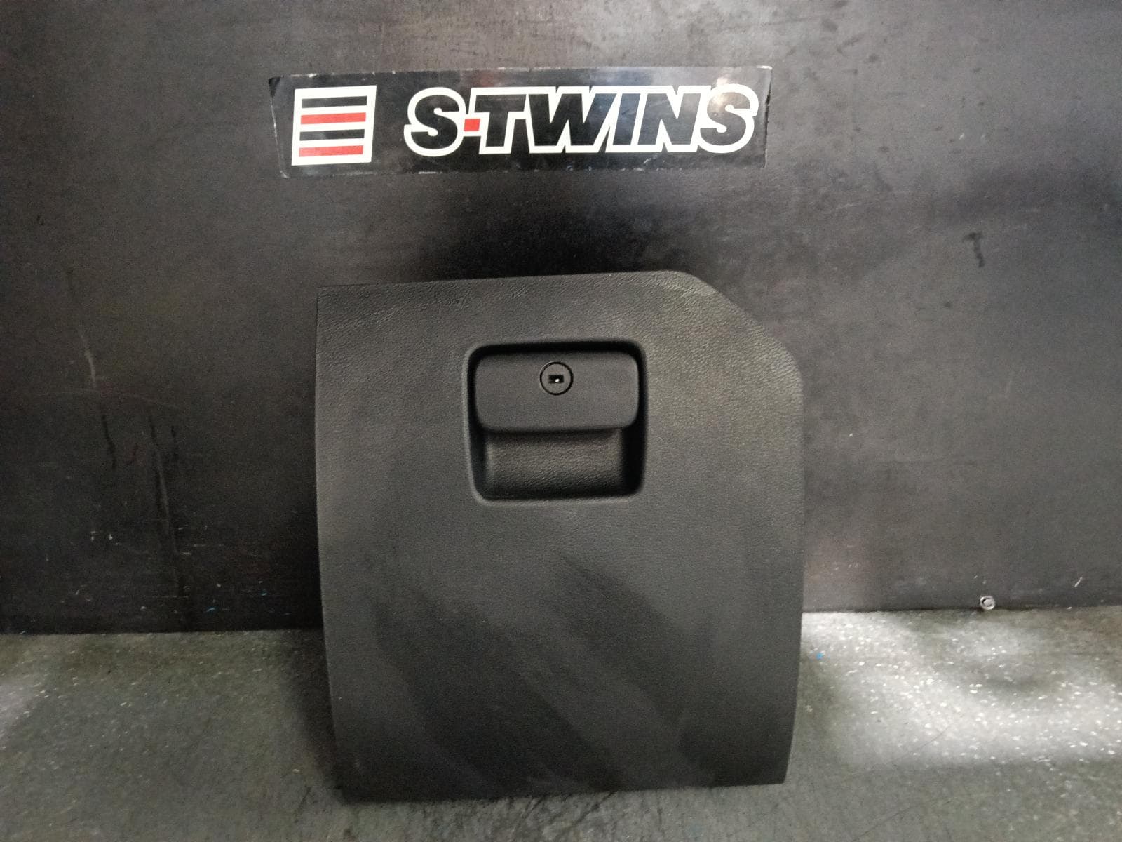 Used auto part listing image: 2020 JEEP WRANGLER GLOVE BOX JL, 08/18- 0000397195
