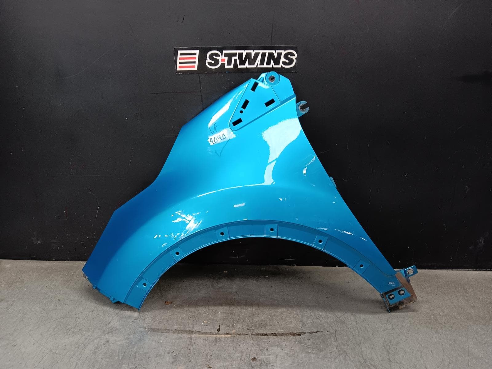 Used auto part listing image: 2015 RENAULT CAPTUR LEFT GUARD J87, 08/14-12/20 0000410324