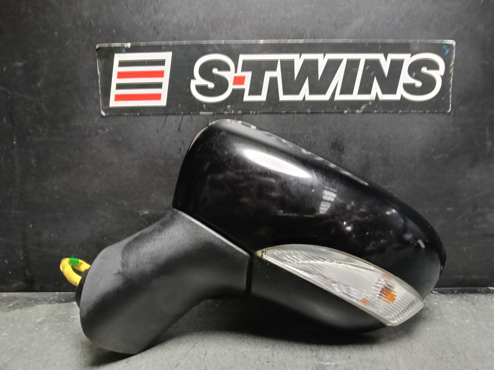 Used auto part listing image: 2015 RENAULT CAPTUR LEFT DOOR MIRROR J87, POWER FOLDING, HEATED TYPE, 08/14-05/17 0000410394
