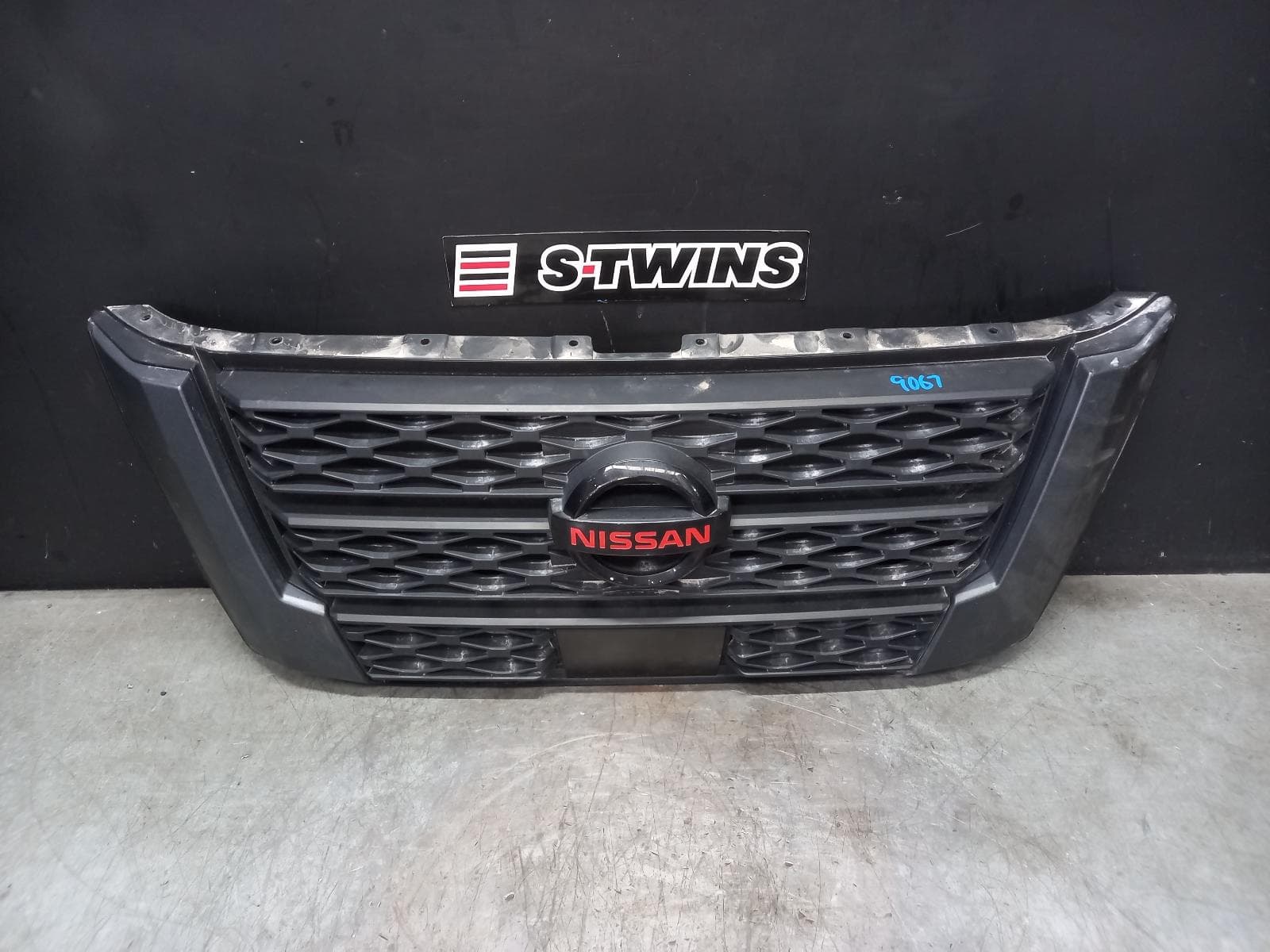 Used auto part listing image: 2022 NISSAN NAVARA GRILLE NP300, RADIATOR GRILLE, W/ GREY MOULDING, 12/20- 0000382845