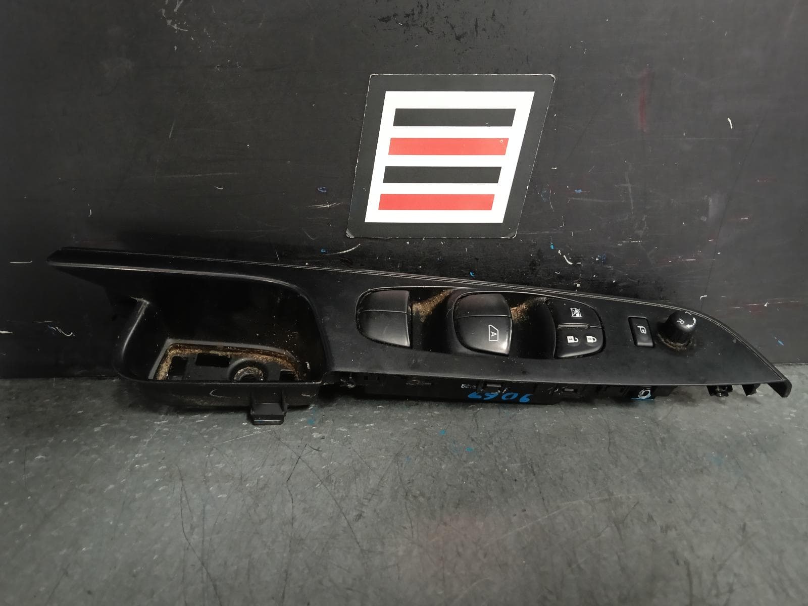 Used auto part listing image: 2022 NISSAN NAVARA PWR DR WIND SWITCH NP300, RH FRONT (MASTER SWITCH), POWER FOLD, DUAL CAB, 04/15- 0000383421