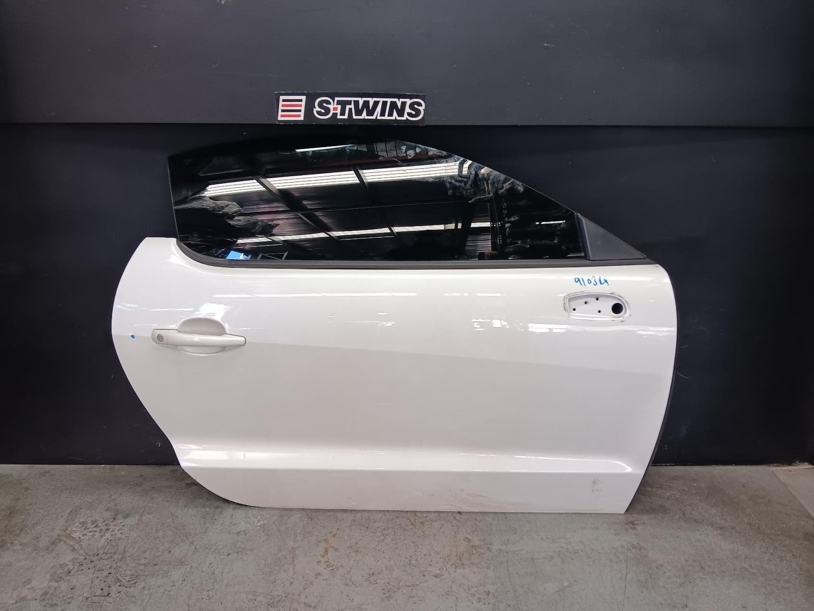 Used auto part listing image: 2011 PEUGEOT RCZ RIGHT FRONT DOOR 09/10- 0000412064