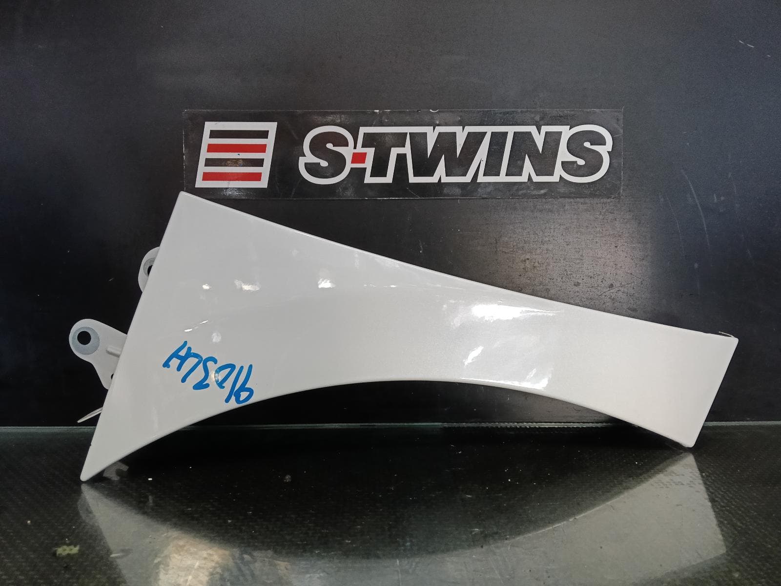 Used auto part listing image: 2011 PEUGEOT RCZ LEFT GUARD 09/10- 0000412470