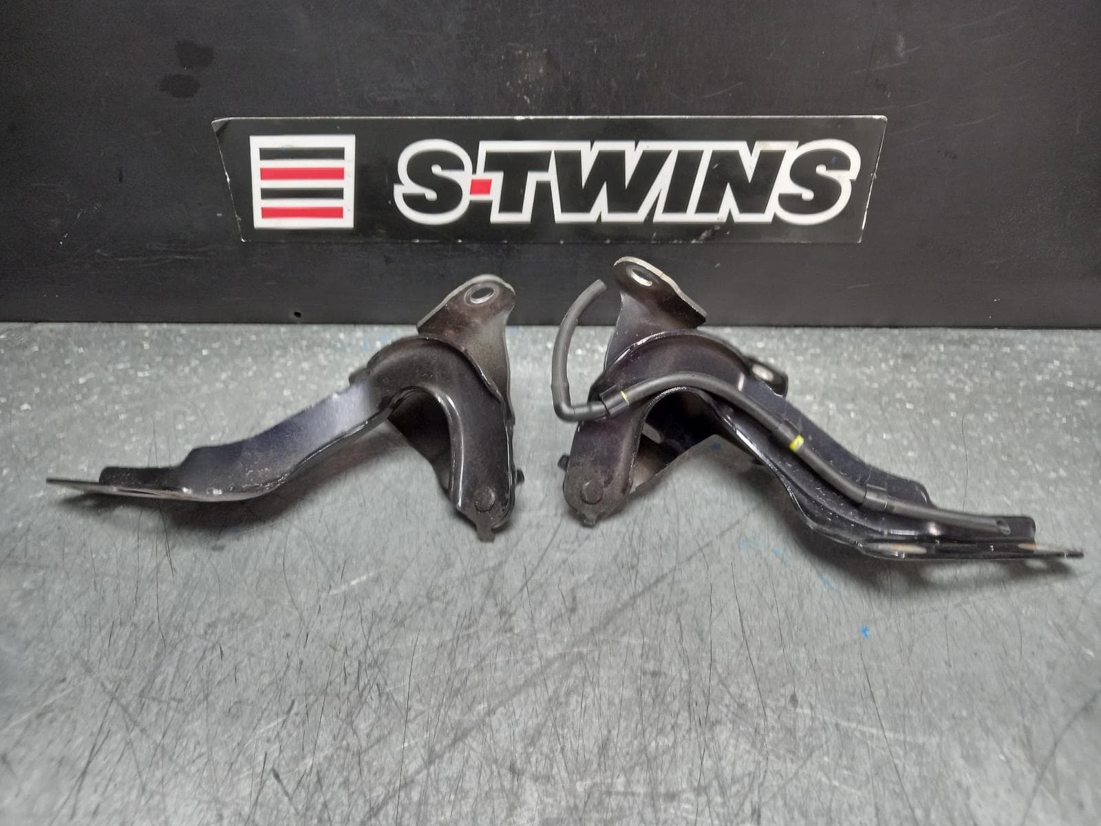 Used auto part listing image: 2021 HONDA ODYSSEY BONNET HINGE STRUT RC1, 02/14-03/22 0000374065