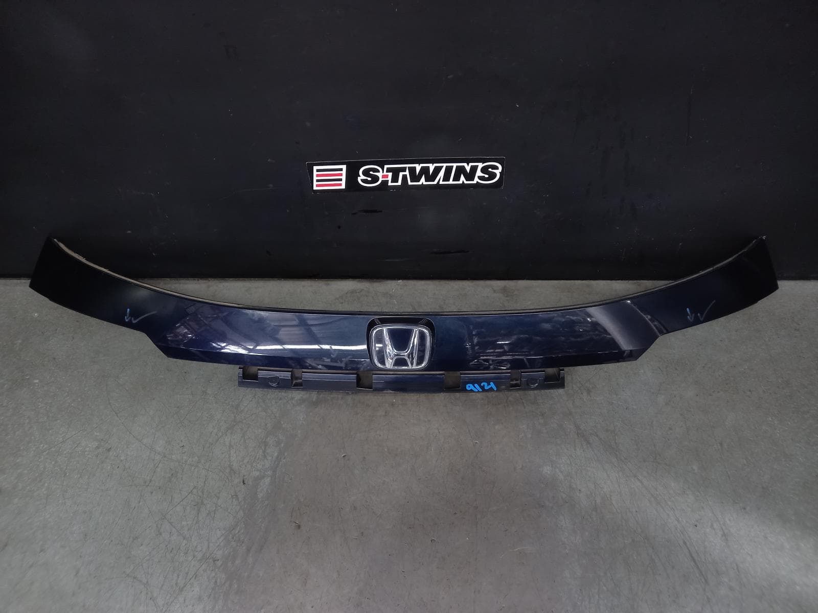Used auto part listing image: 2021 HONDA ODYSSEY REAR GARNISH RC1, TAILGATE GARNISH (CENTRE), 01/21-03/22 0000374071