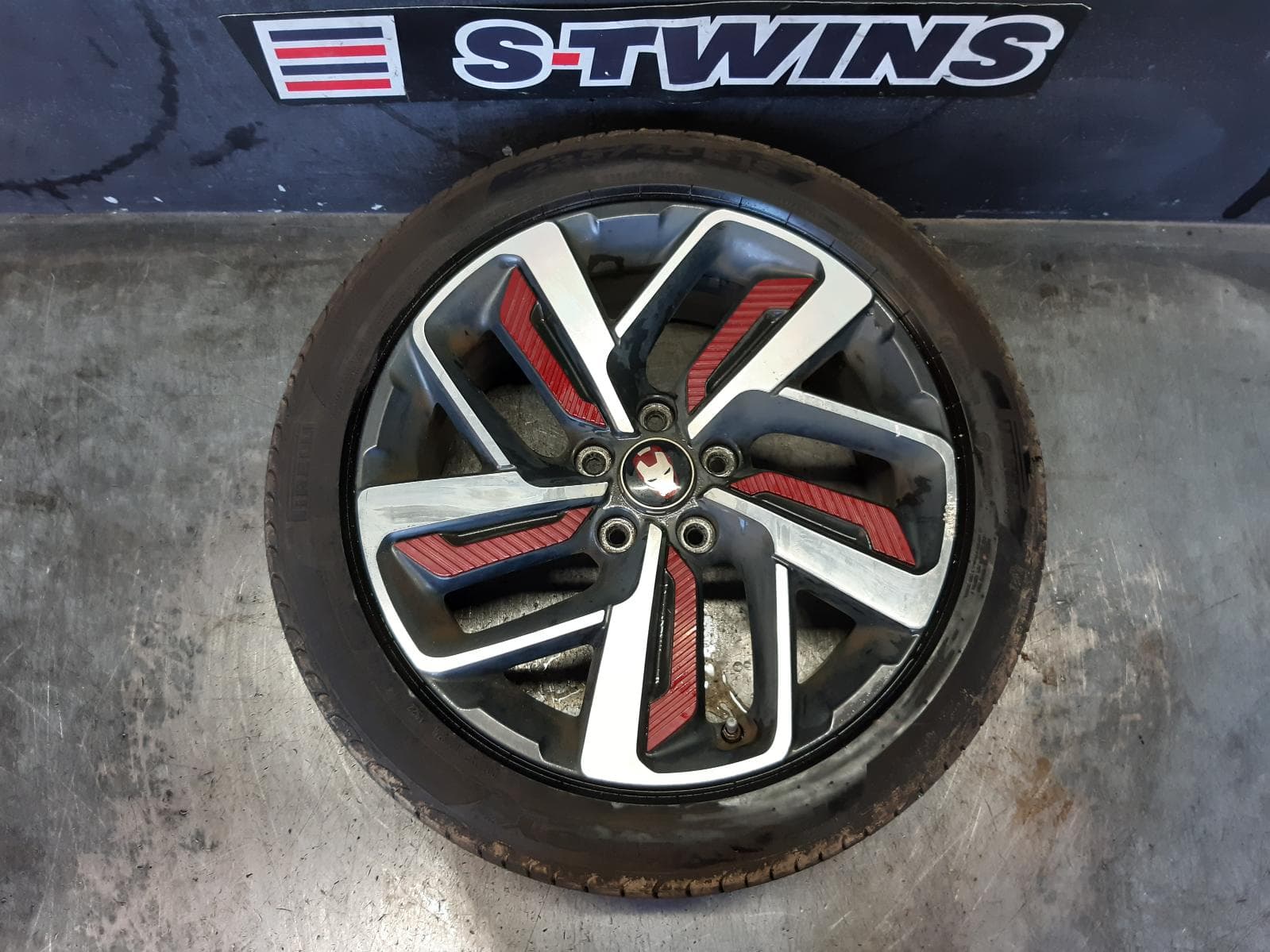 Used auto part listing image: 2019 HYUNDAI KONA WHEEL MAG FACTORY, 18X7.5IN, 5 DOUBLE SPOKE, OS, 09/17-07/23 0000342798