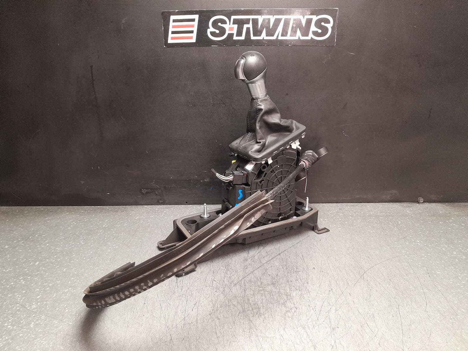 Used auto part listing image: 2017 AUDI Q2 GEAR STICK SHIFTER GA, 10/16- 0000378036