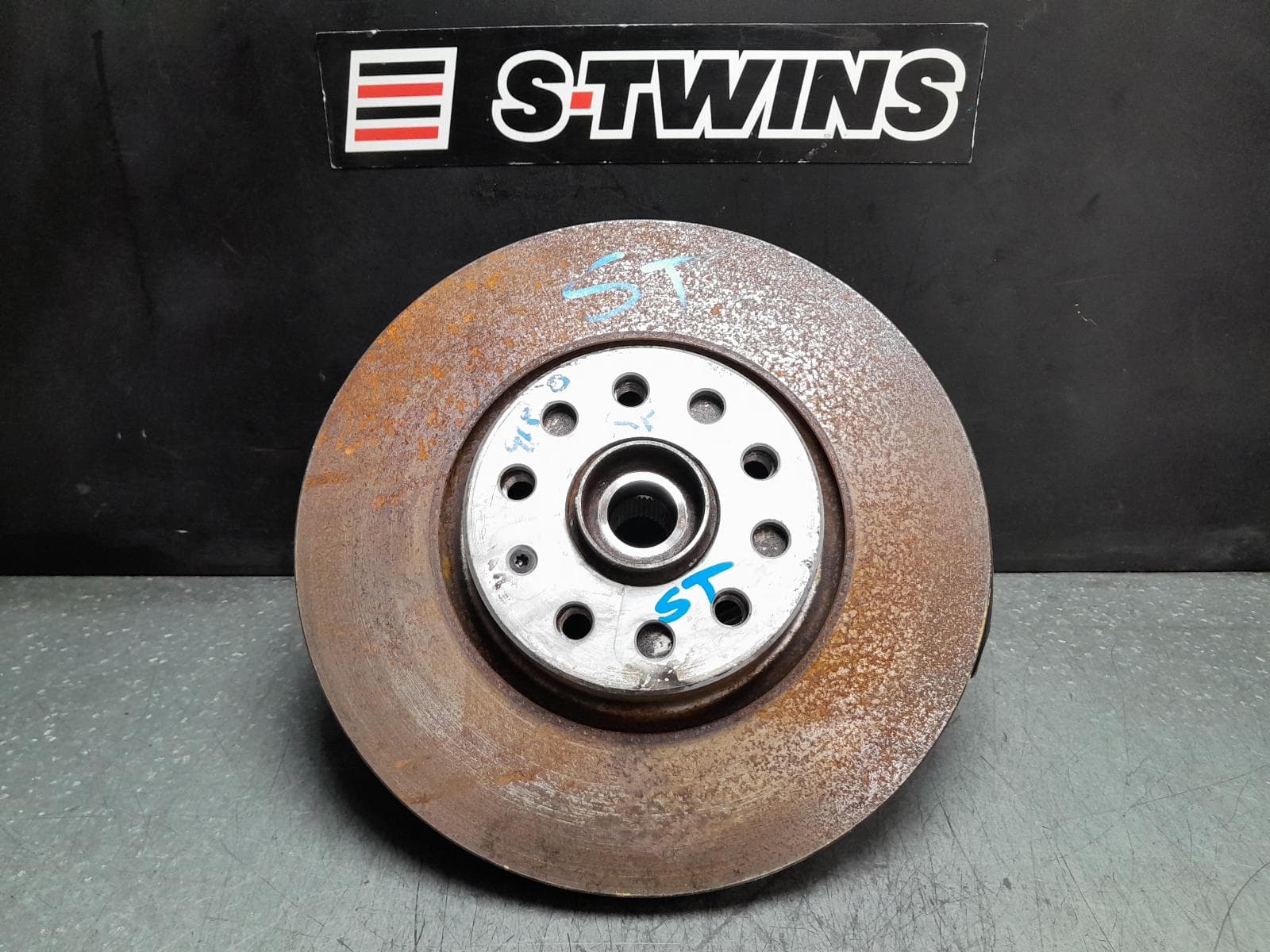 Used auto part listing image: 2017 AUDI Q2 RIGHT FRONT HUB ASSEMBLY GA, 85mm, 10/16- 0000378052