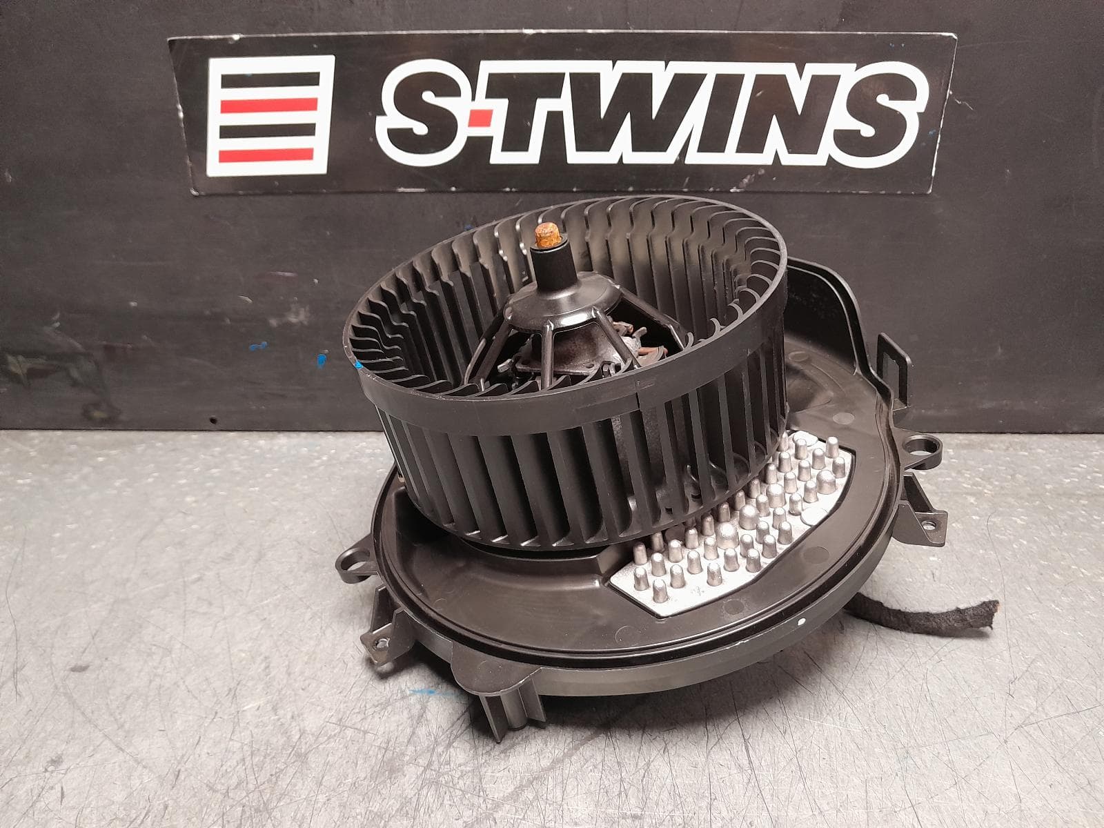 Used auto part listing image: 2017 AUDI Q2 HEATER FAN MOTOR GA, P/N 5Q2819021C, W/ CLIMATE CONTROL TYPE, 10/16- 0000378055